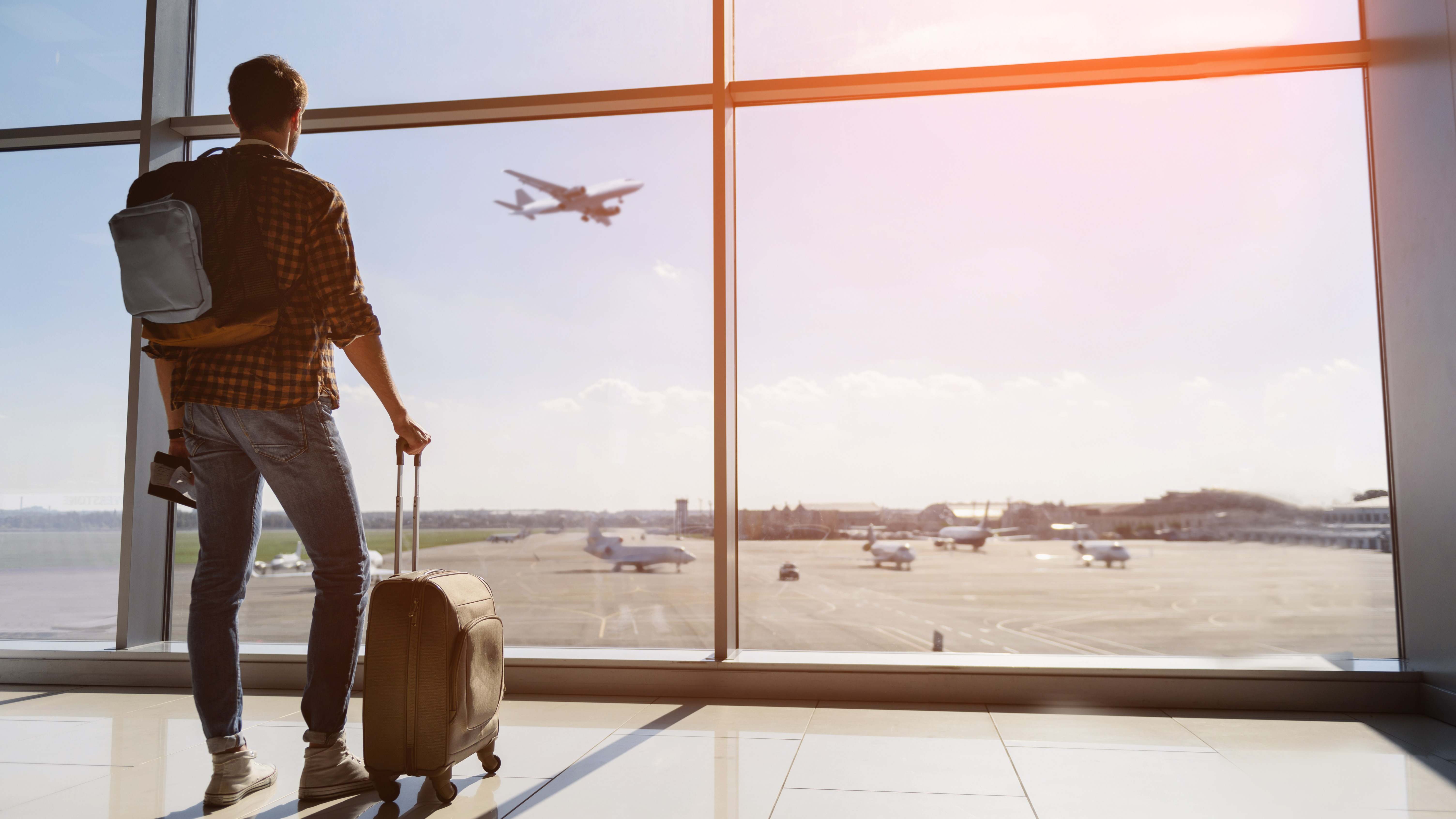 Turista esperando a montarse en el avión