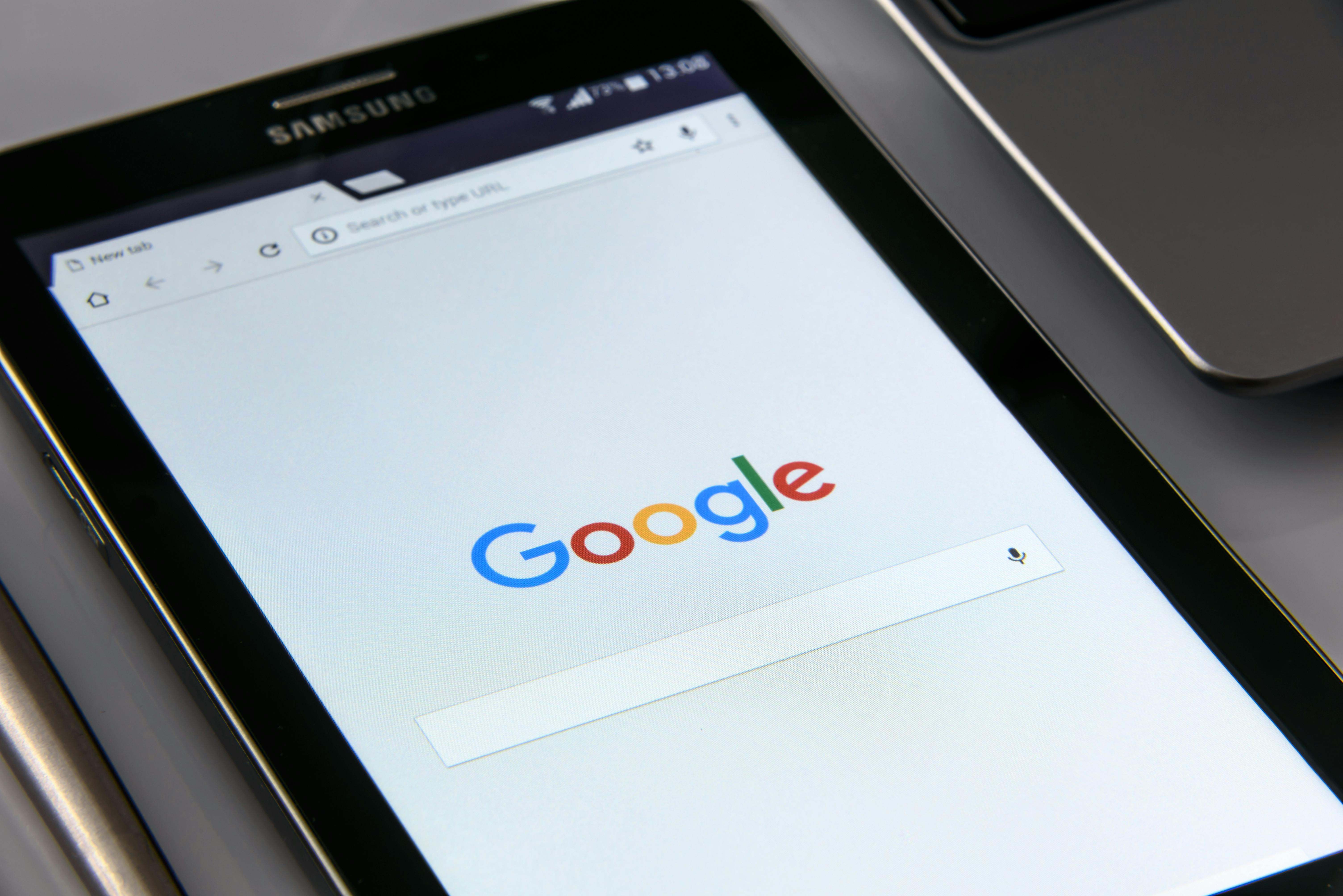 El objetivo de Google es organizar la información del mundo y hacerla accesible y útil para todos los usuarios
