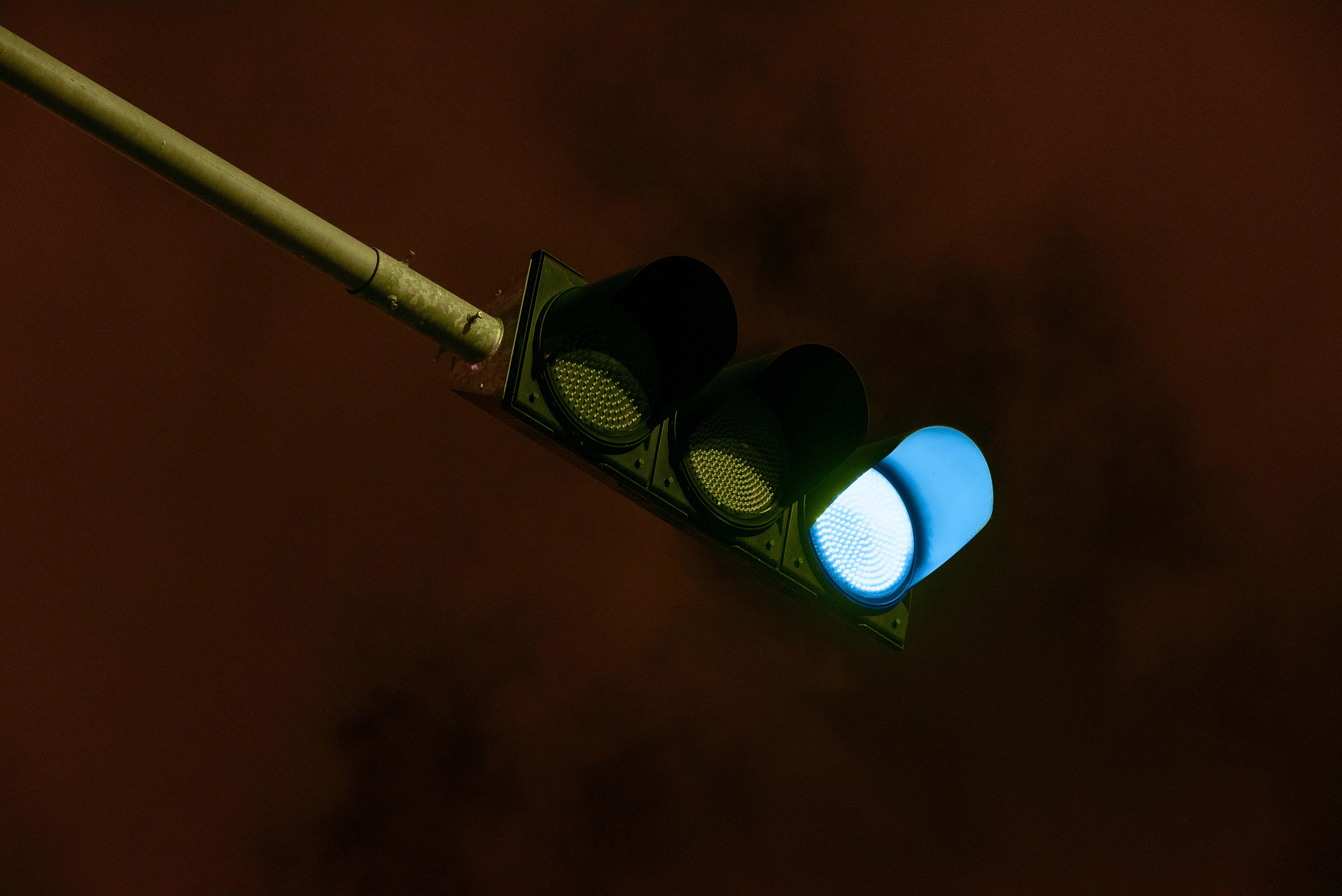 Luz azul semáforo
