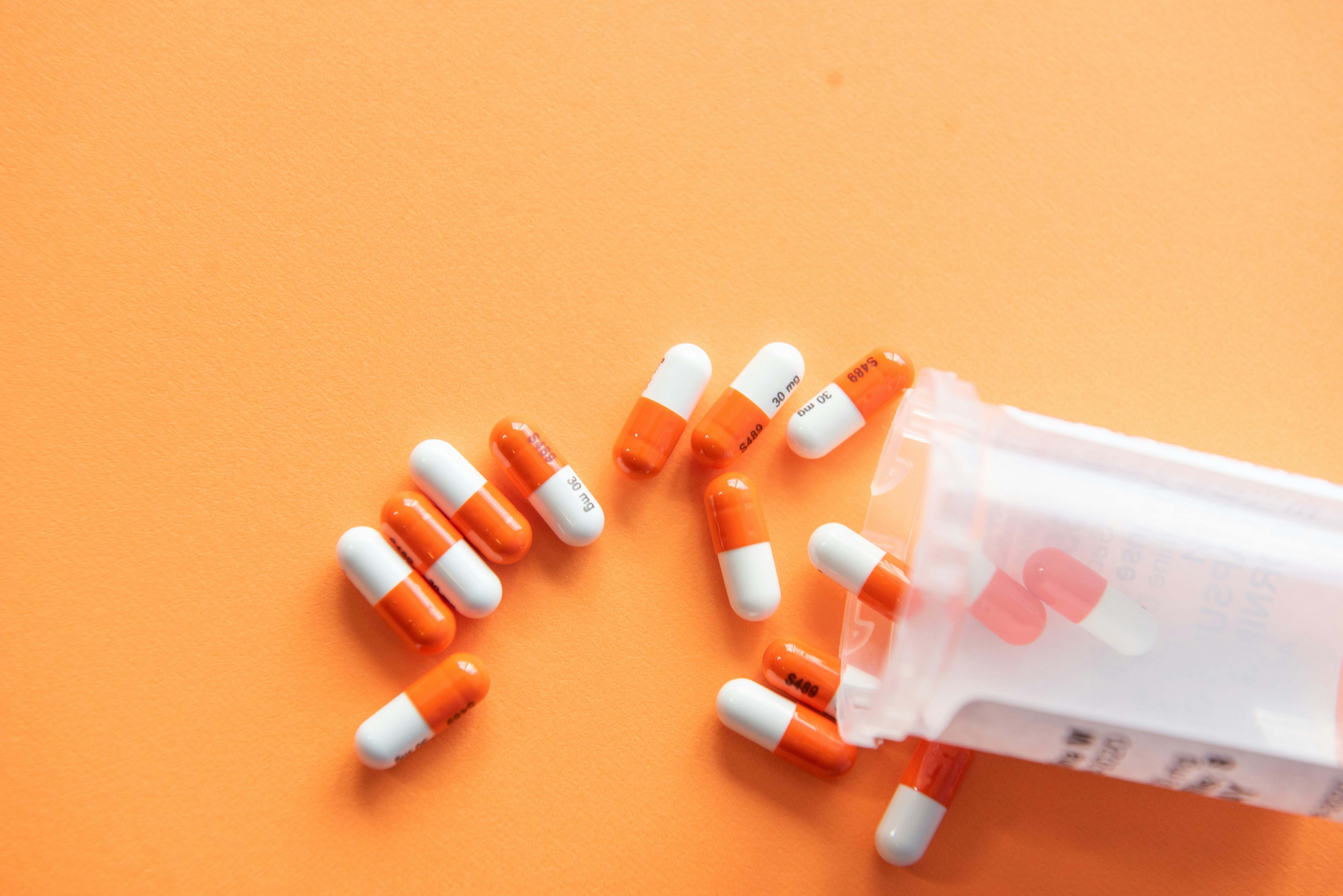 Varias pastillas juntas, sobre la mesa de una farmacia