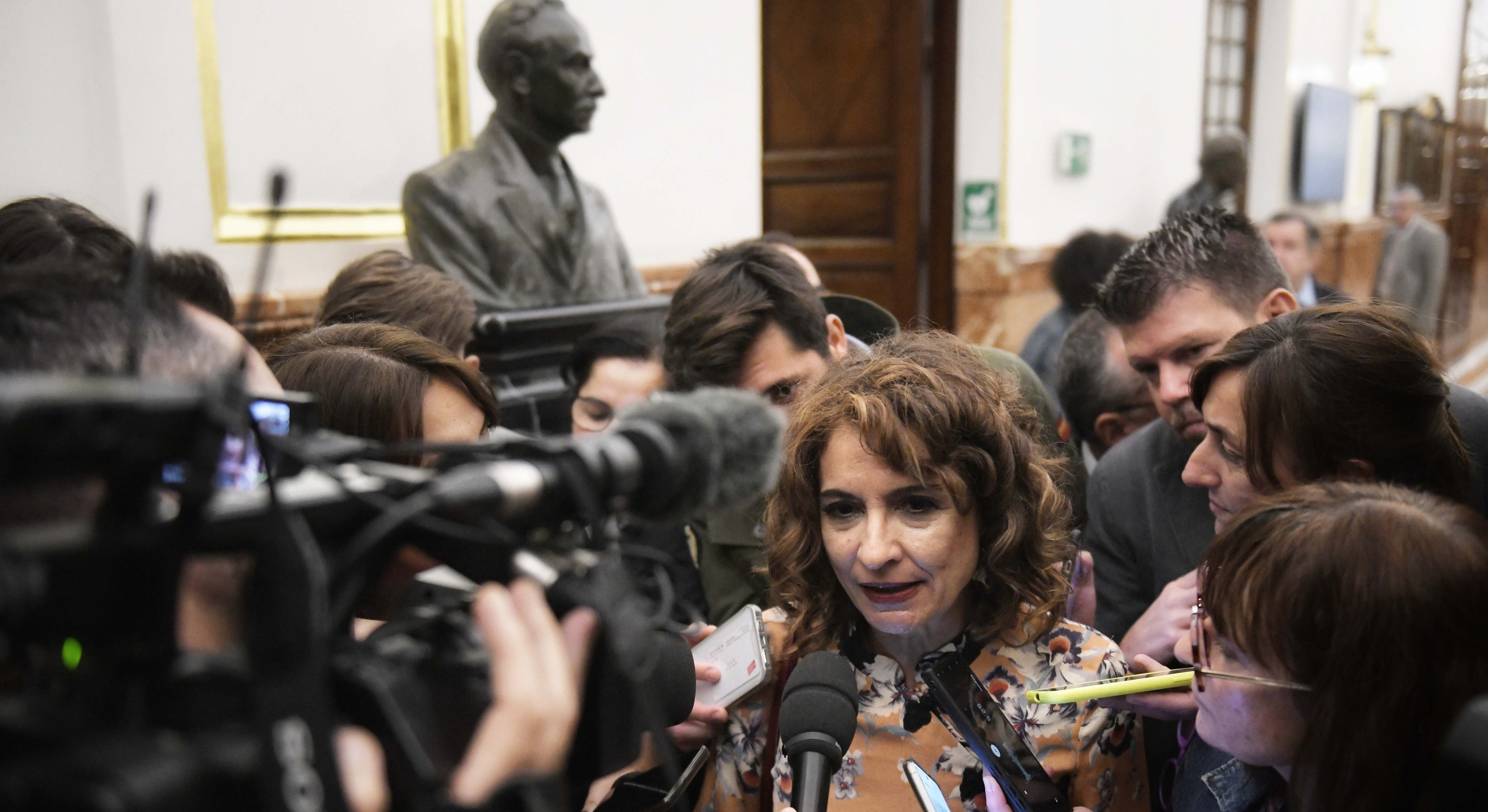 María Jesús Montero, en un canutazo en los pasillos del Congreso.