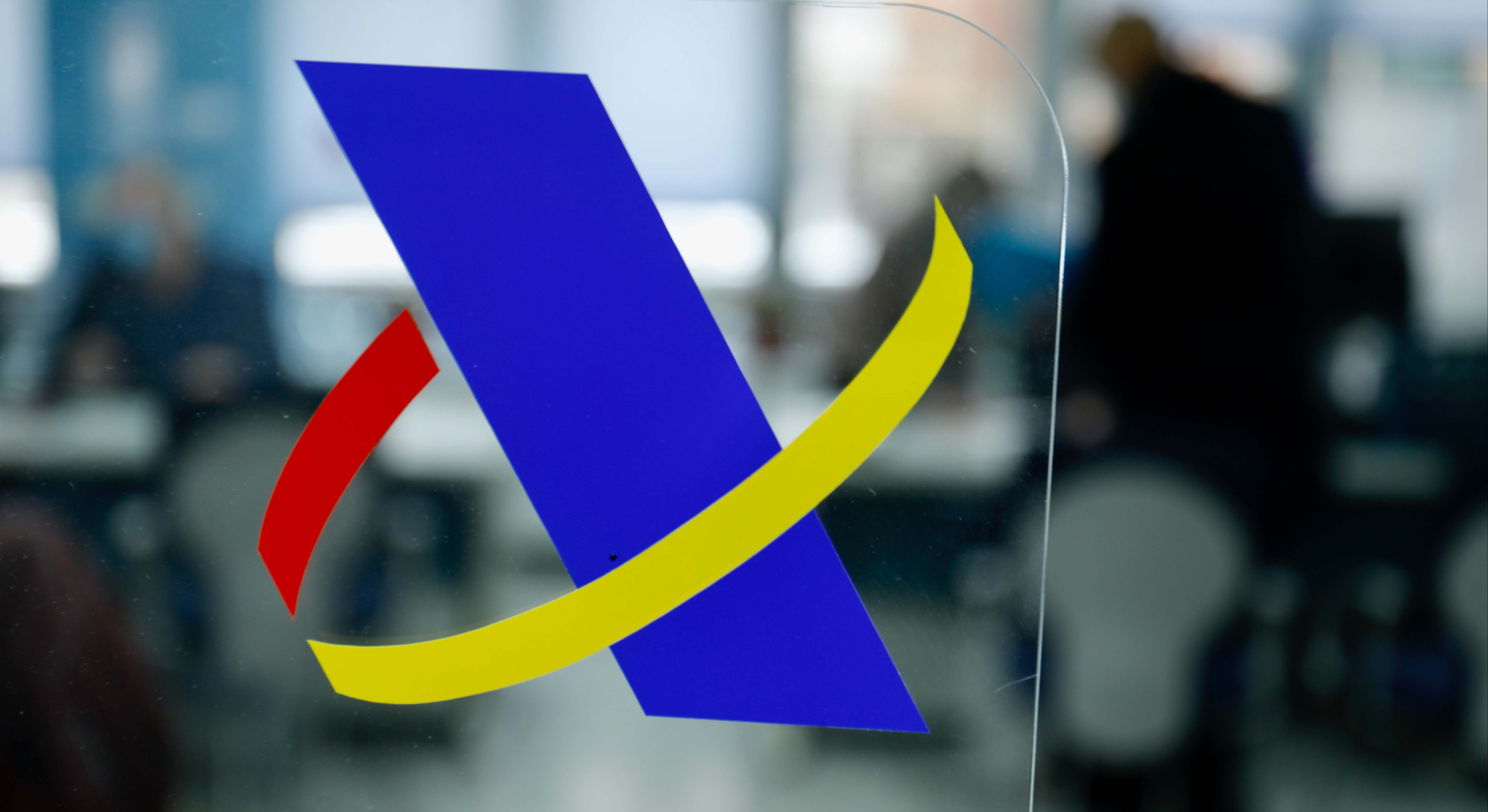 Logo de Hacienda en una oficina