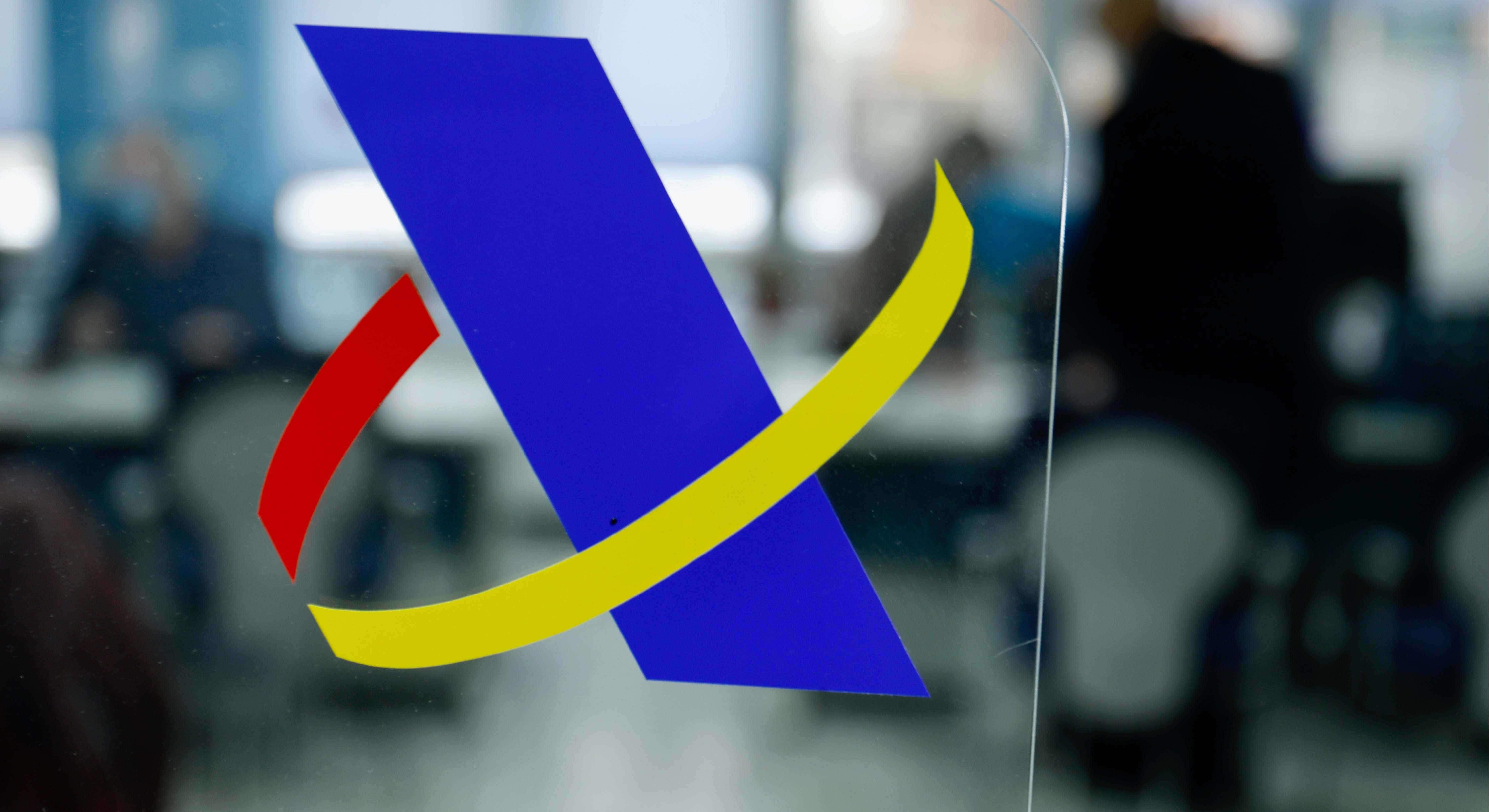 Logo de Hacienda en una oficina