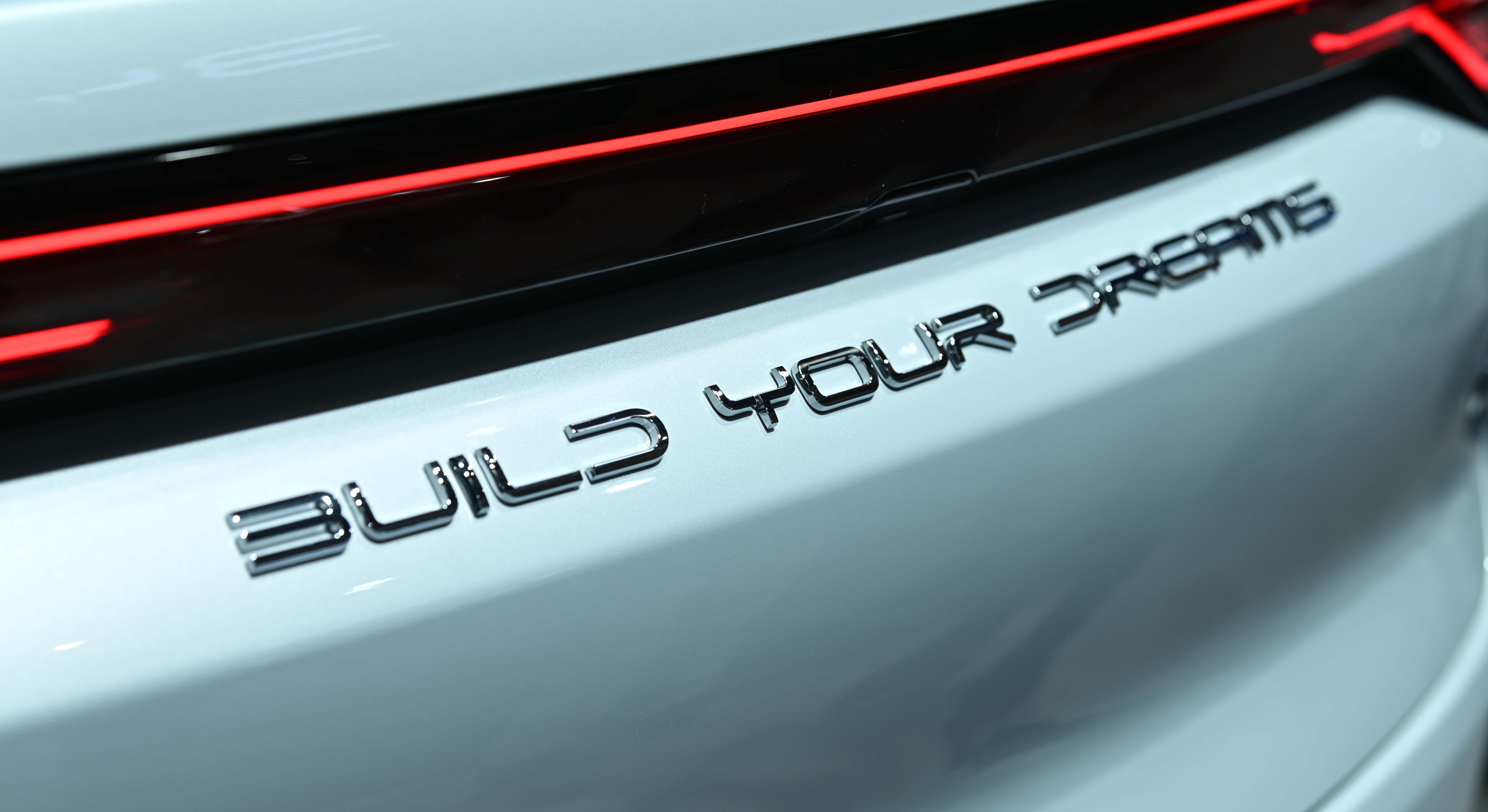 El logotipo de BYD en la parte trasera de un coche en la 18ª Exposición Internacional del Automóvil de Pekín, también conocida como Auto China