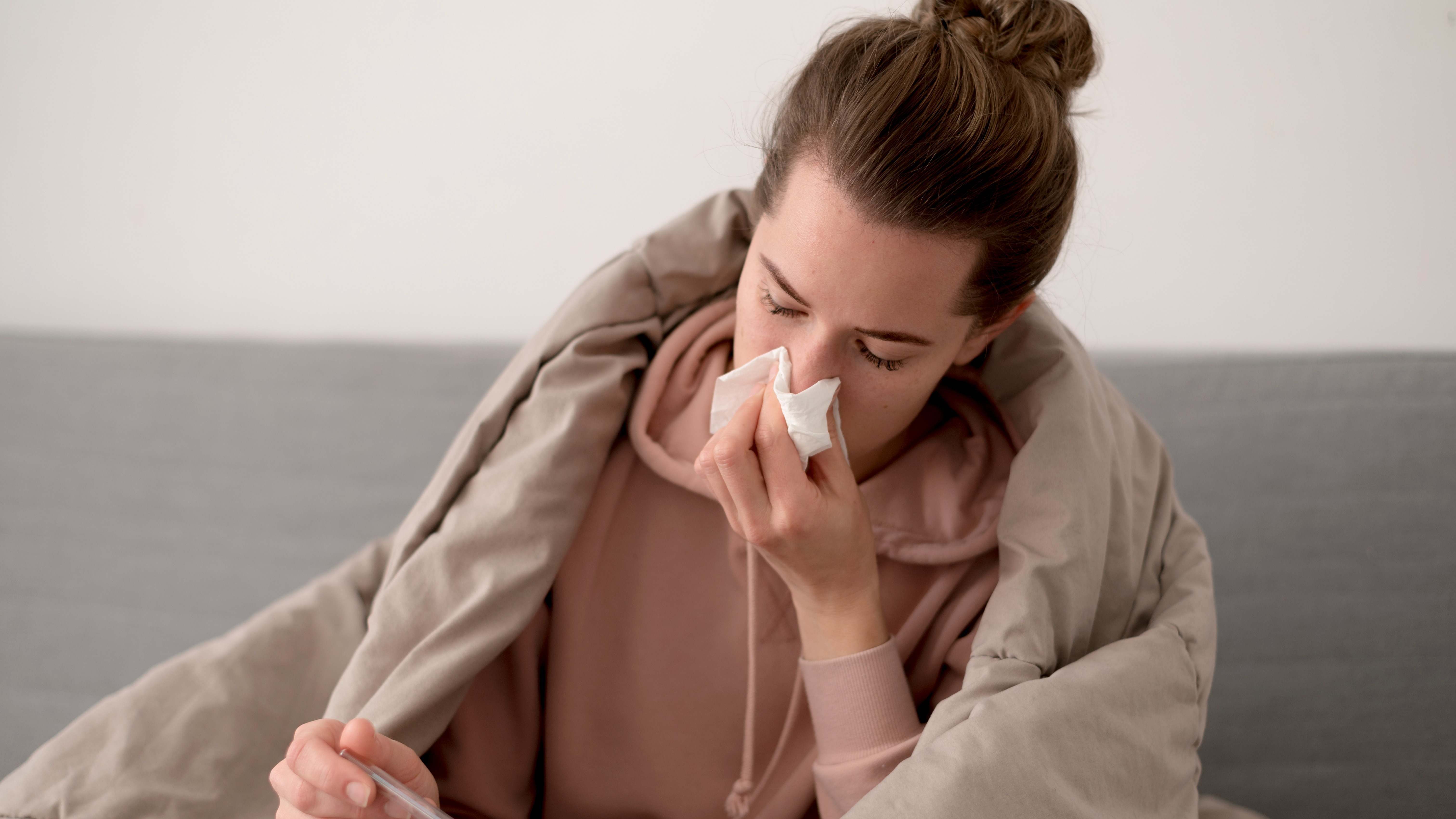 La gripe es una enfermedad infecciosa que afecta al aparato respiratorio. Conoce sus síntomas y tratamiento en este artículo.