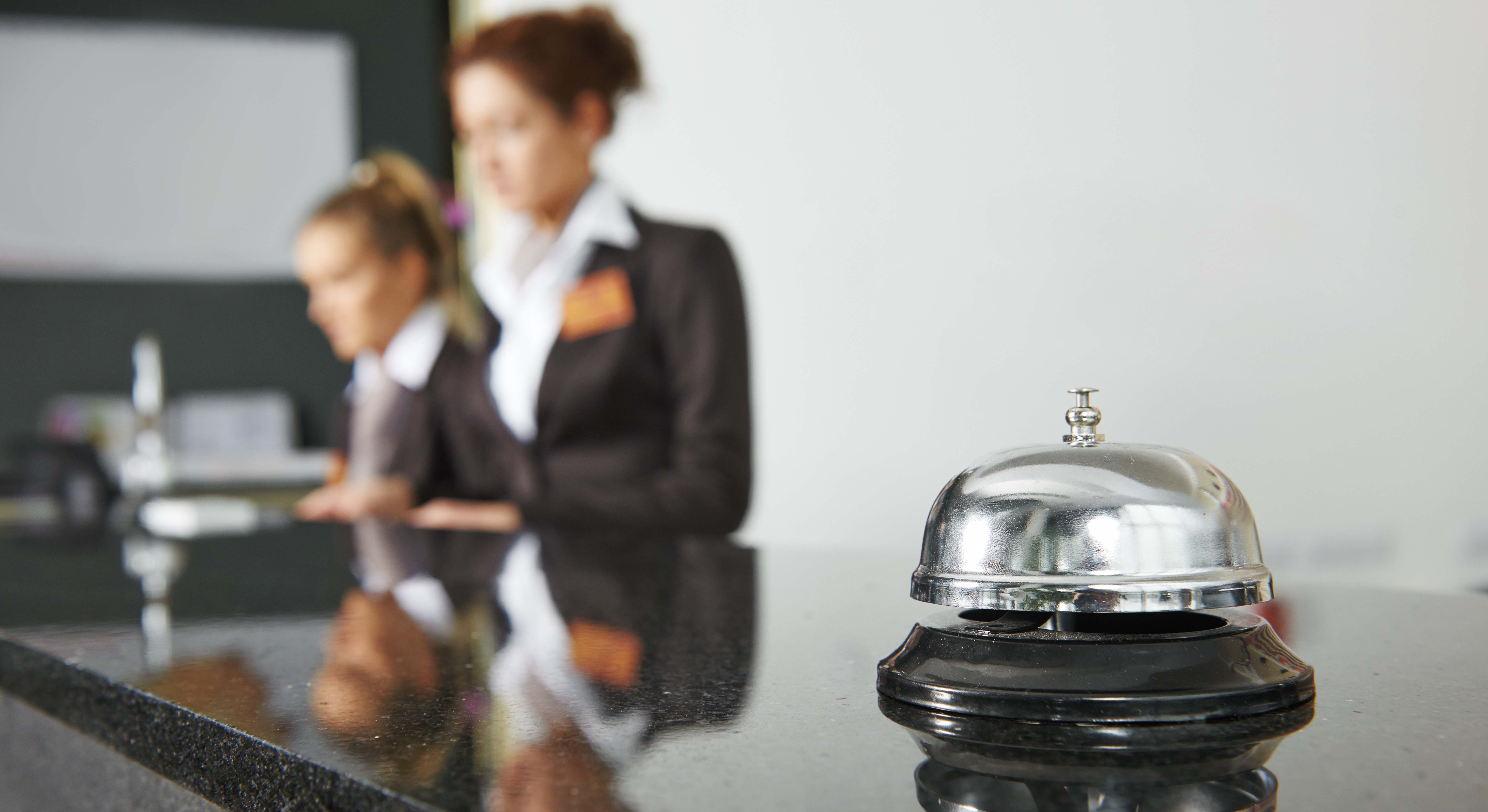 Trabajadoras en la recepción de un hotel