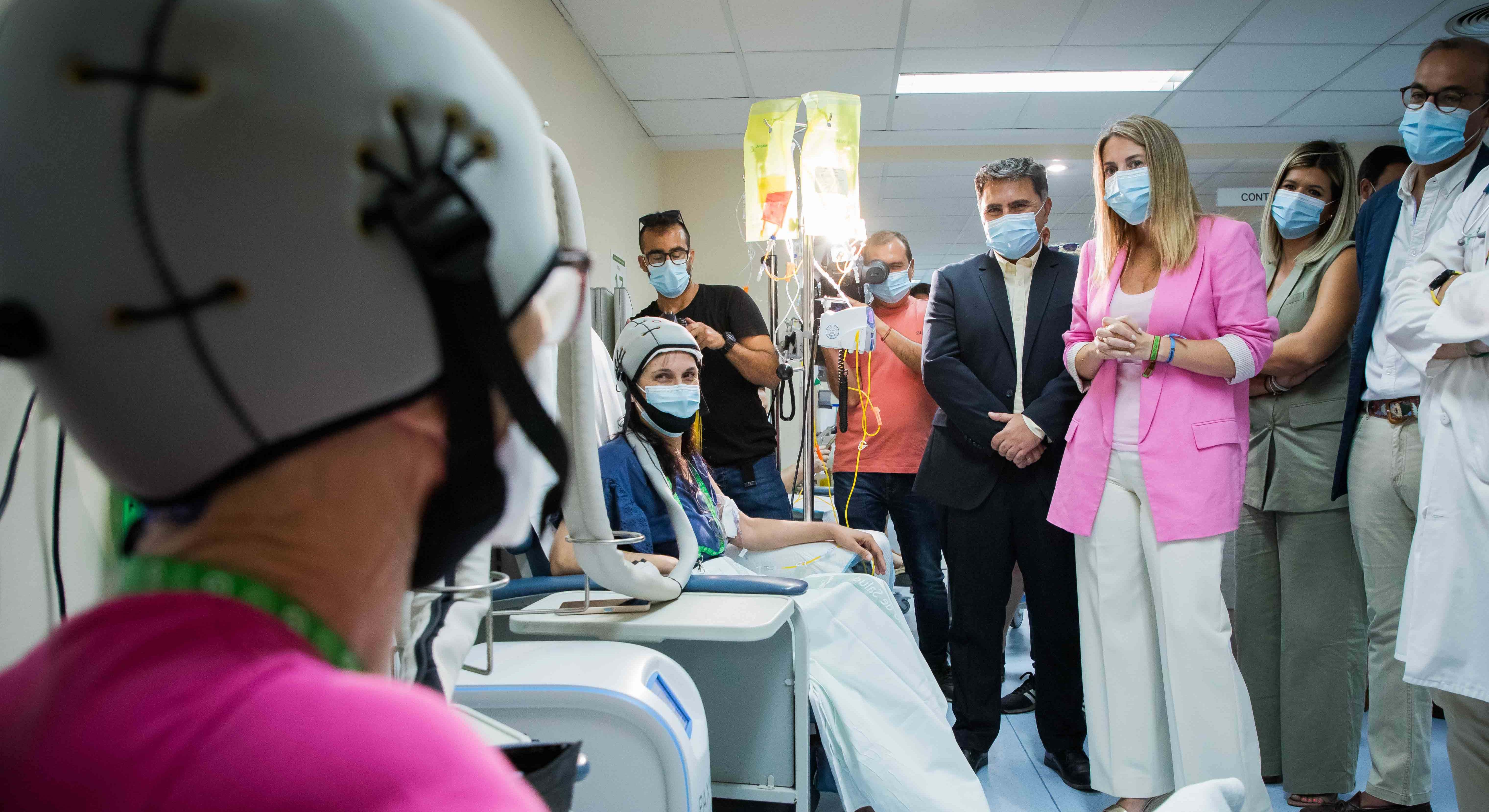 La presidenta de Extremadura, María Guardiola, en el en el Hospital San Pedro de Alcántara de Cáceres