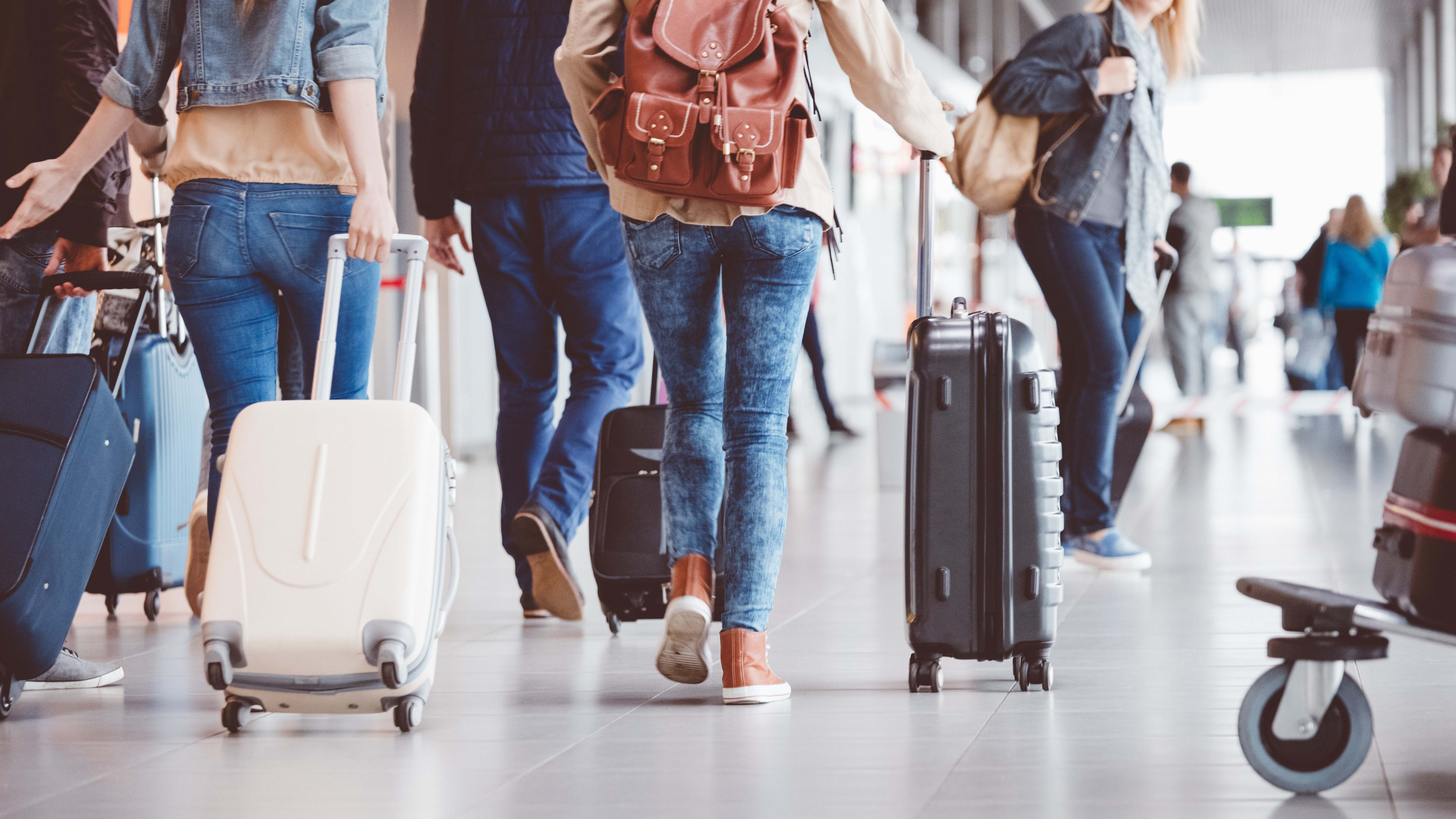 Gente joven en un aeropuerto Foto: iStock