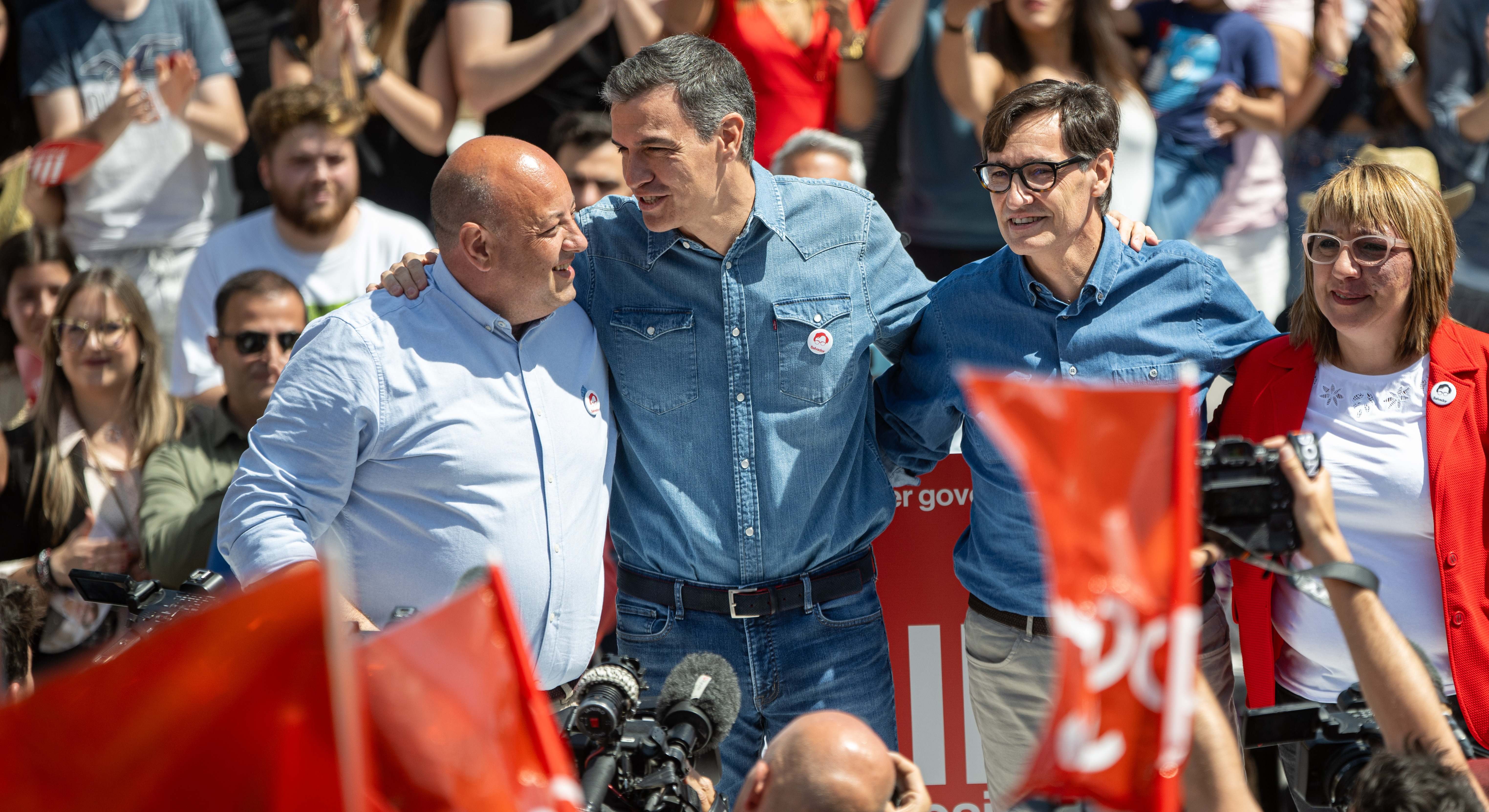 Salvador Illa, candidato a la presidencia de la Generalitat, con Pedro Sánchez, en un acto de campaña electoral. / Foto: EP