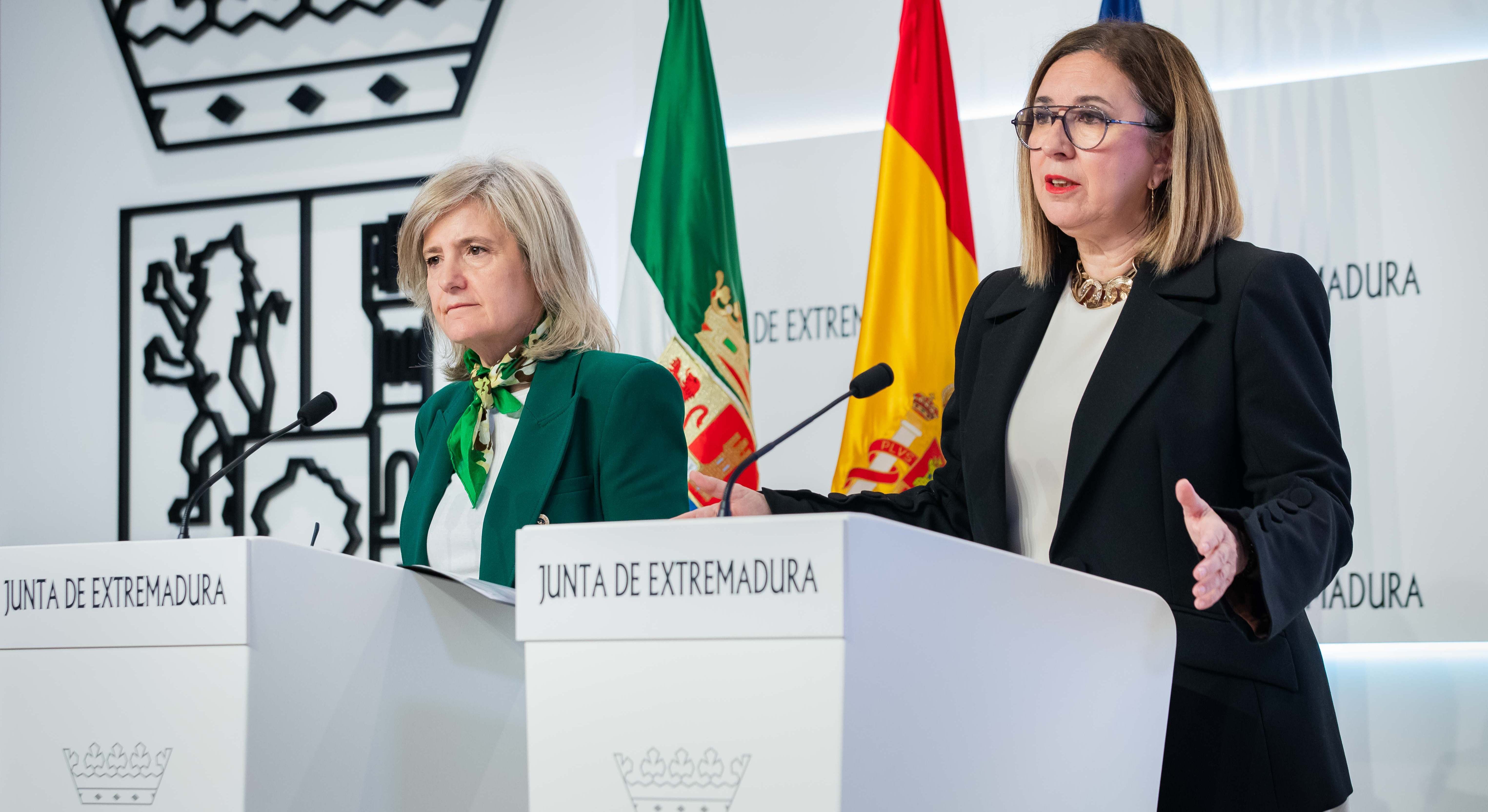 La portavoz Victoria Bazaga (izquierda) y la consejera de Agricultura, Mercedes Morán