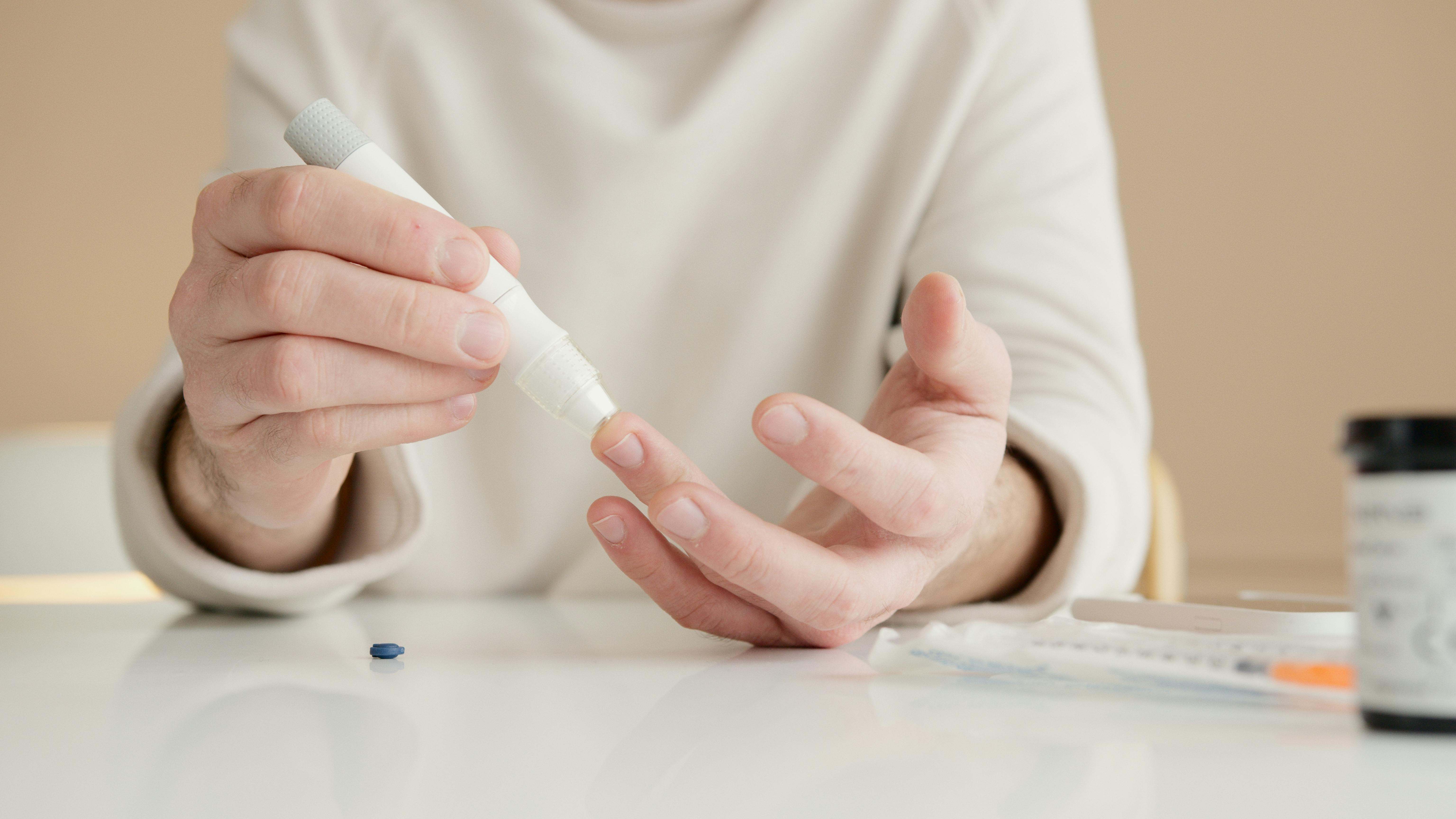 Los niveles de glucosa en sangre se determinan al levantarse y estando en ayunas