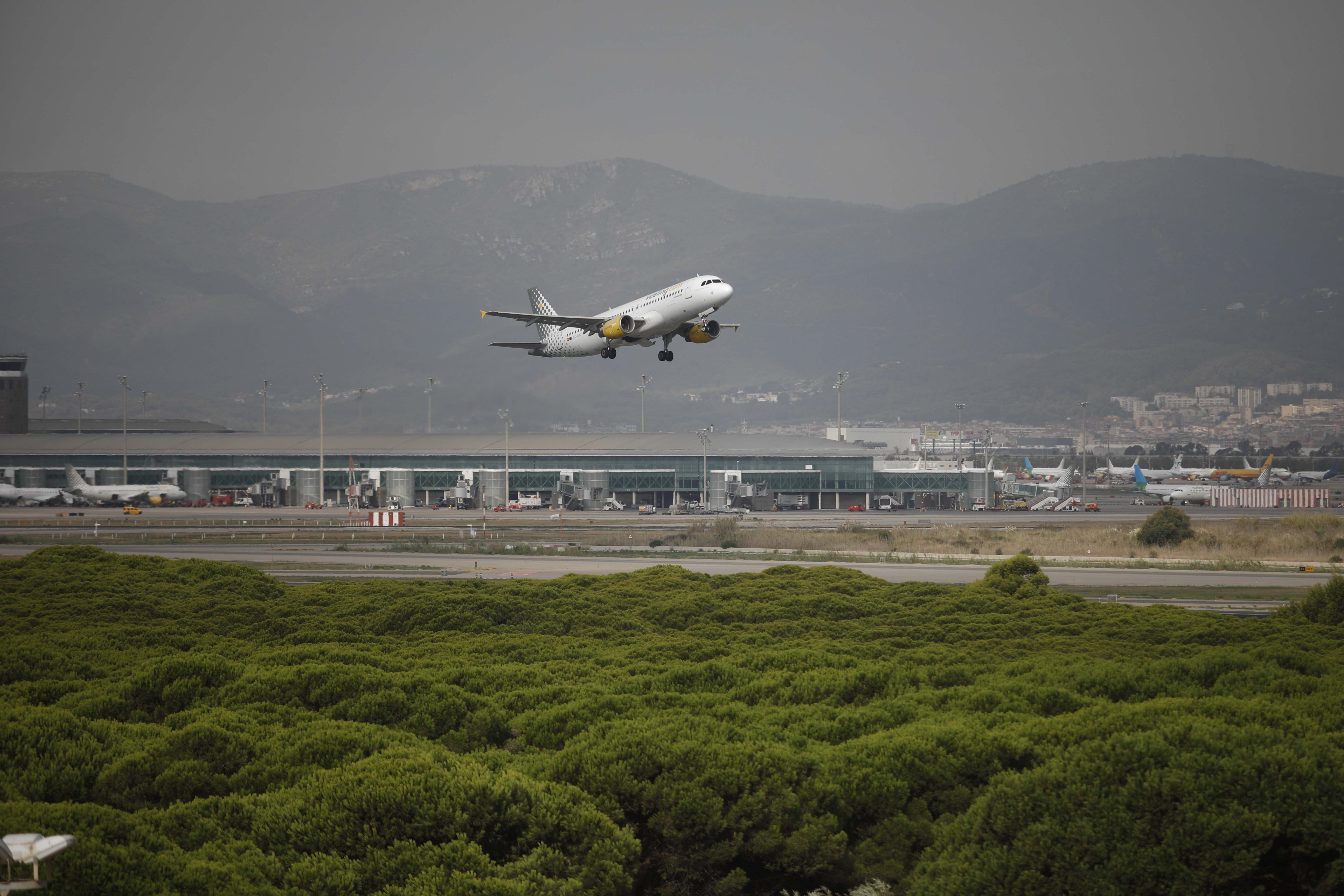 Un avión en el aeropuerto de El Prat. EP