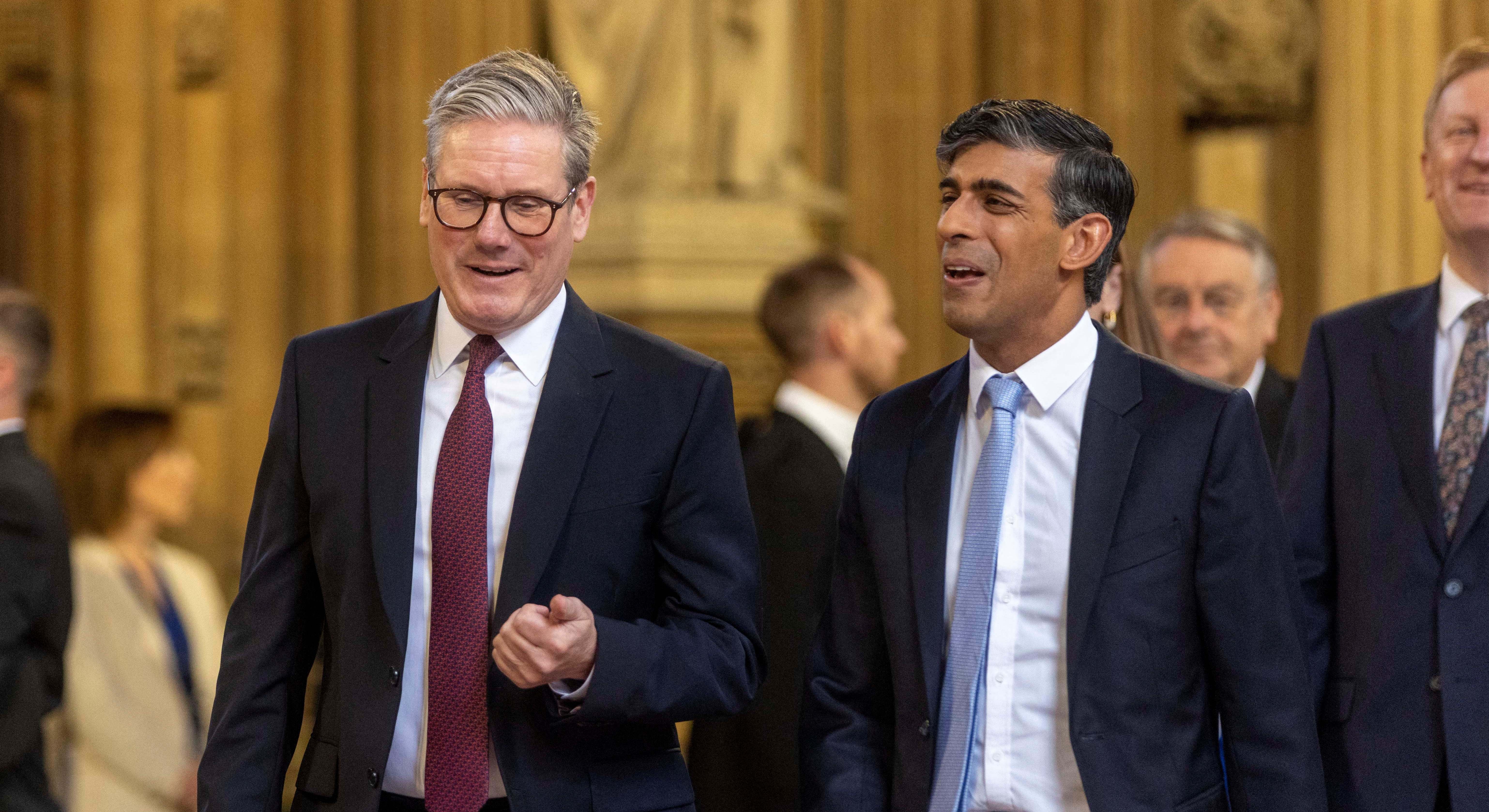 El primer ministro, Keir Starmer, y el líder de la oposición, Rishi Sunak, en la primera sesión del Parlamento. Foto: Reuters