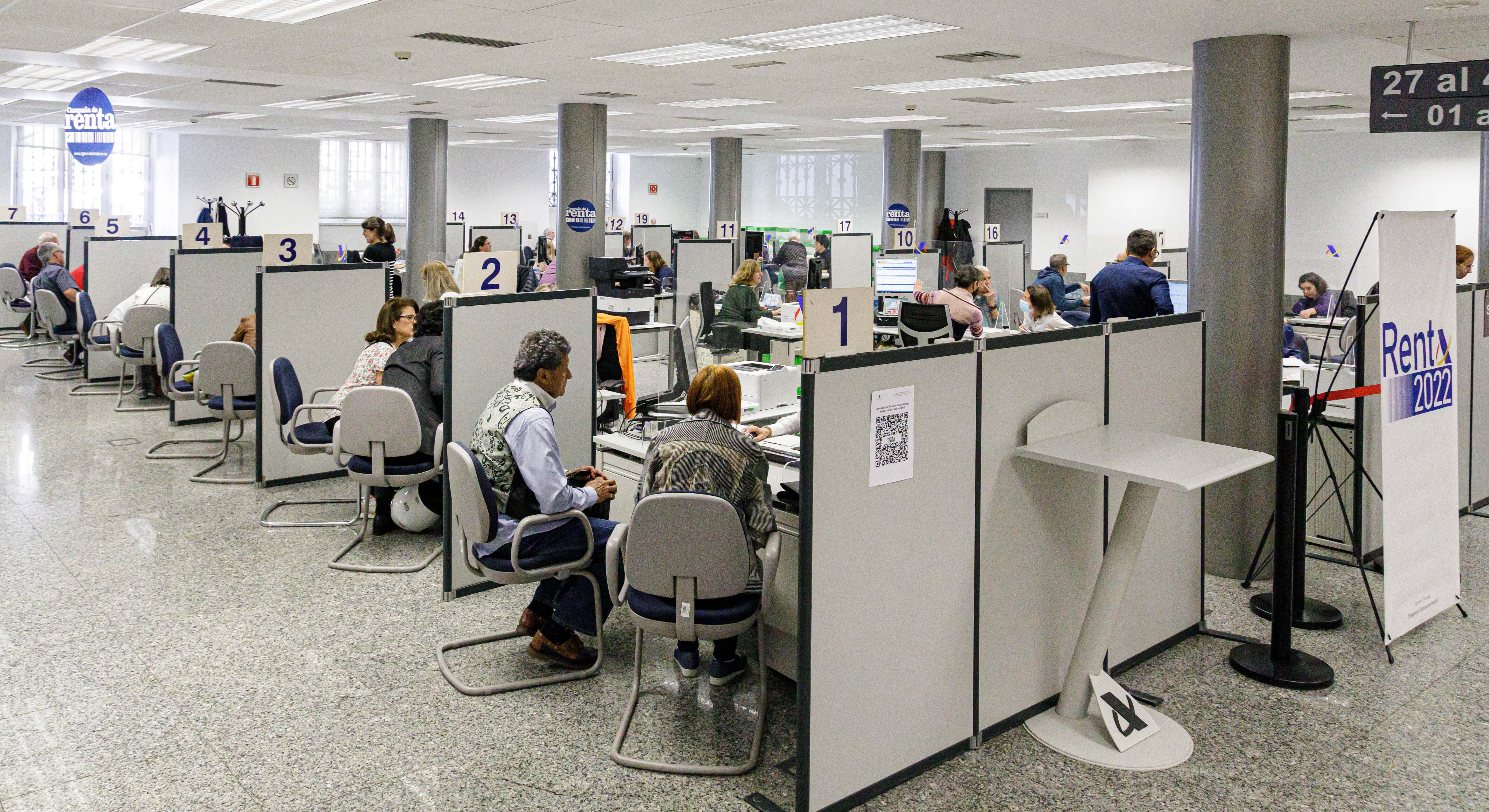 Atención de la Renta en una oficina de la Agencia Tributaria. / Foto: EP