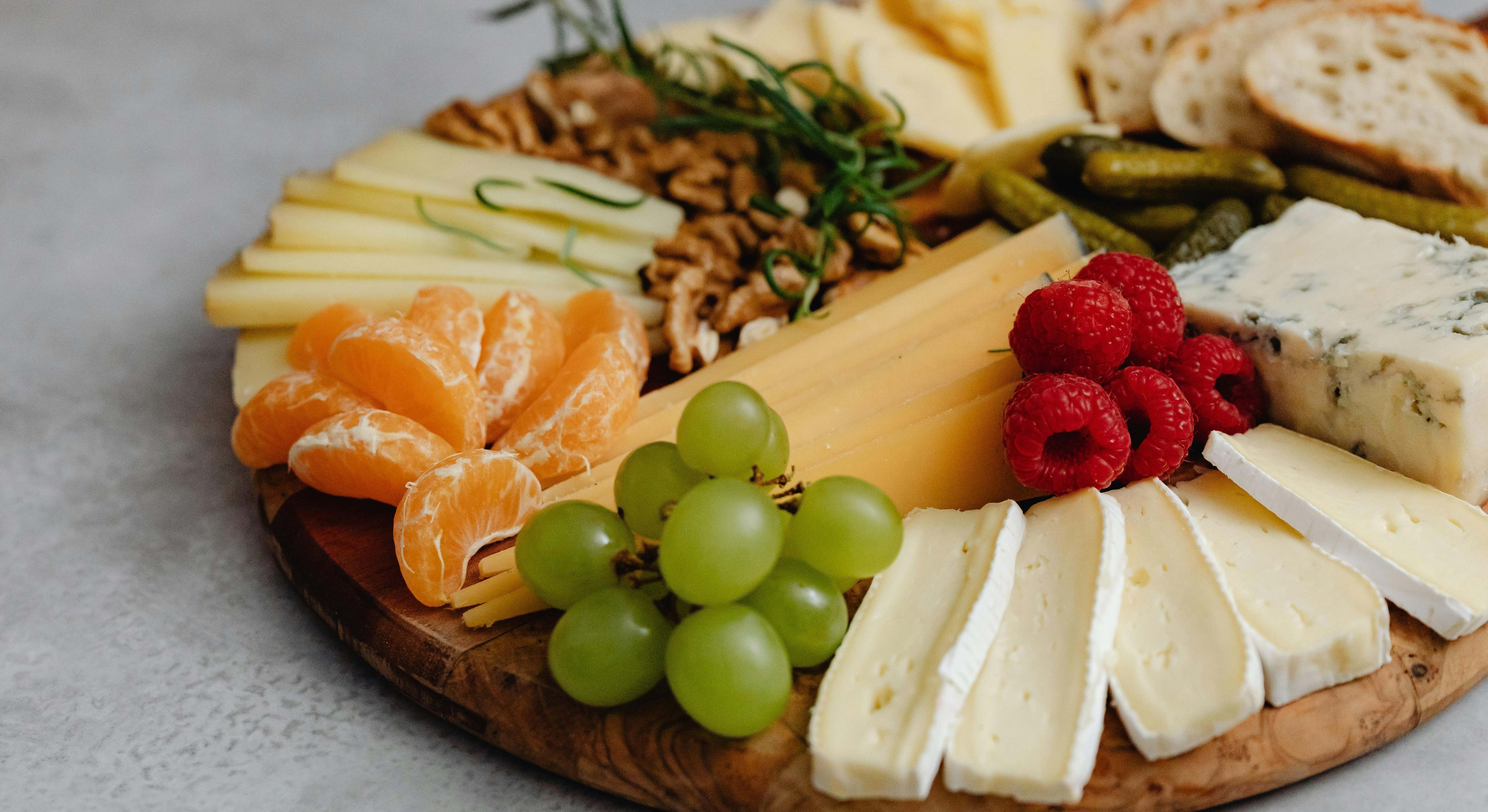Alimentos variados en una tabla de madera