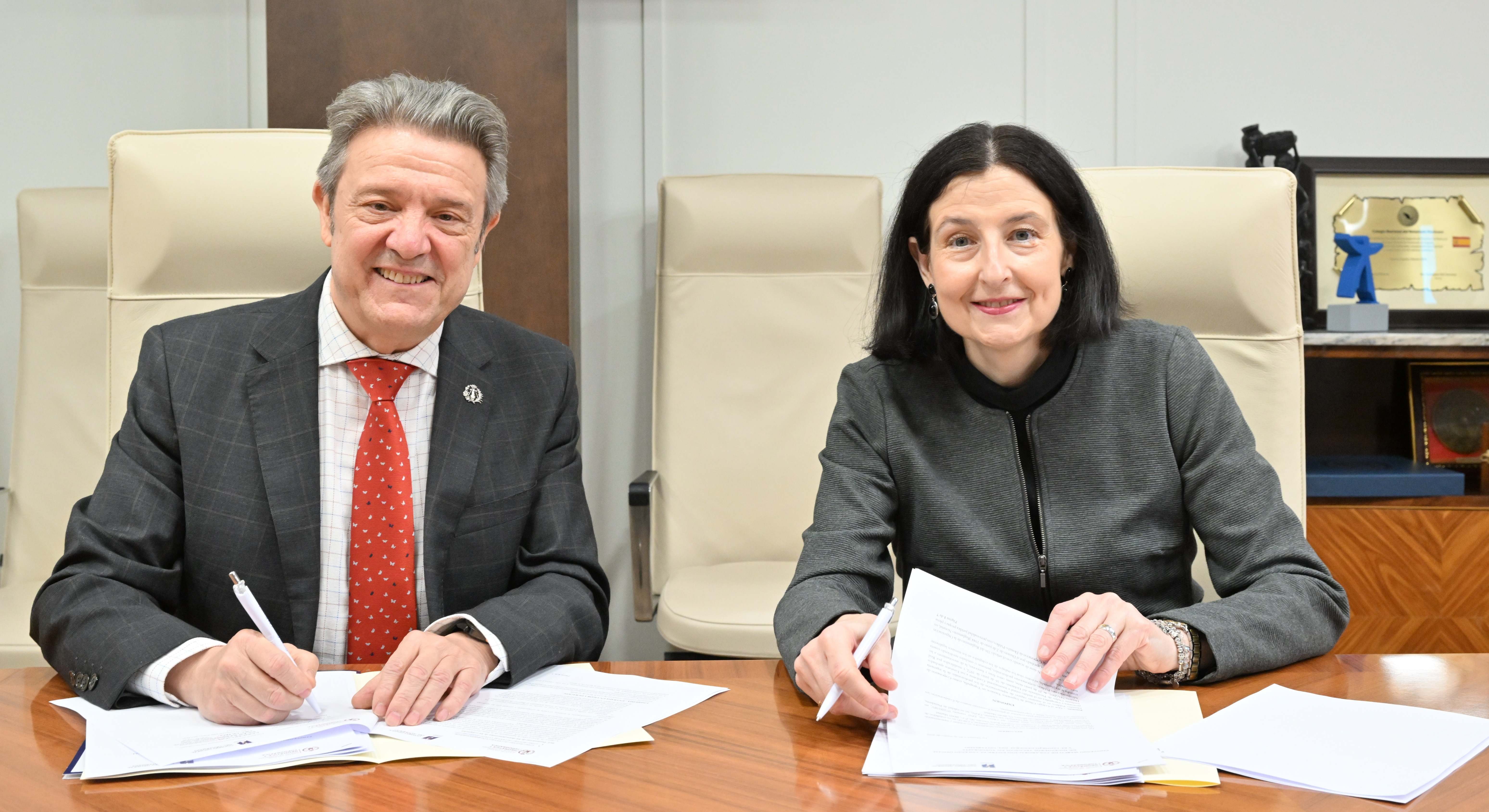 El decano del Colegio Oficial de Ingeniería Geomática y Topográfíca (COIGT), Andrés Díez, y la presidenta del Consejo General del Notariado (CGN), Concepción Pilar Barrio.