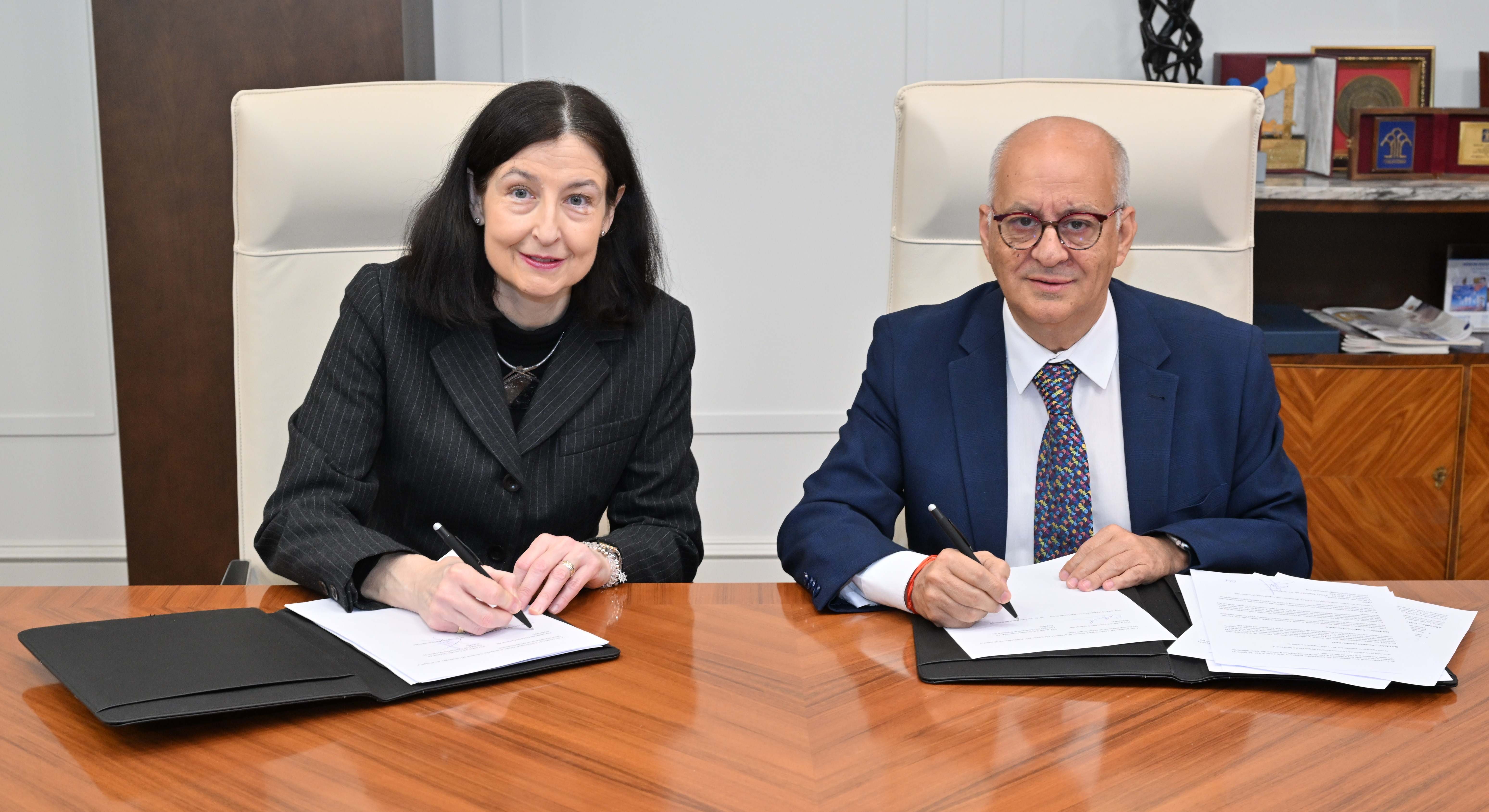 La presidenta del Consejo General del Notariado, Concepción Pilar Barrio del Olmo, y el presidente del Consejo General de Colegios de Graduados Sociales, Joaquín Merchán Bermejo