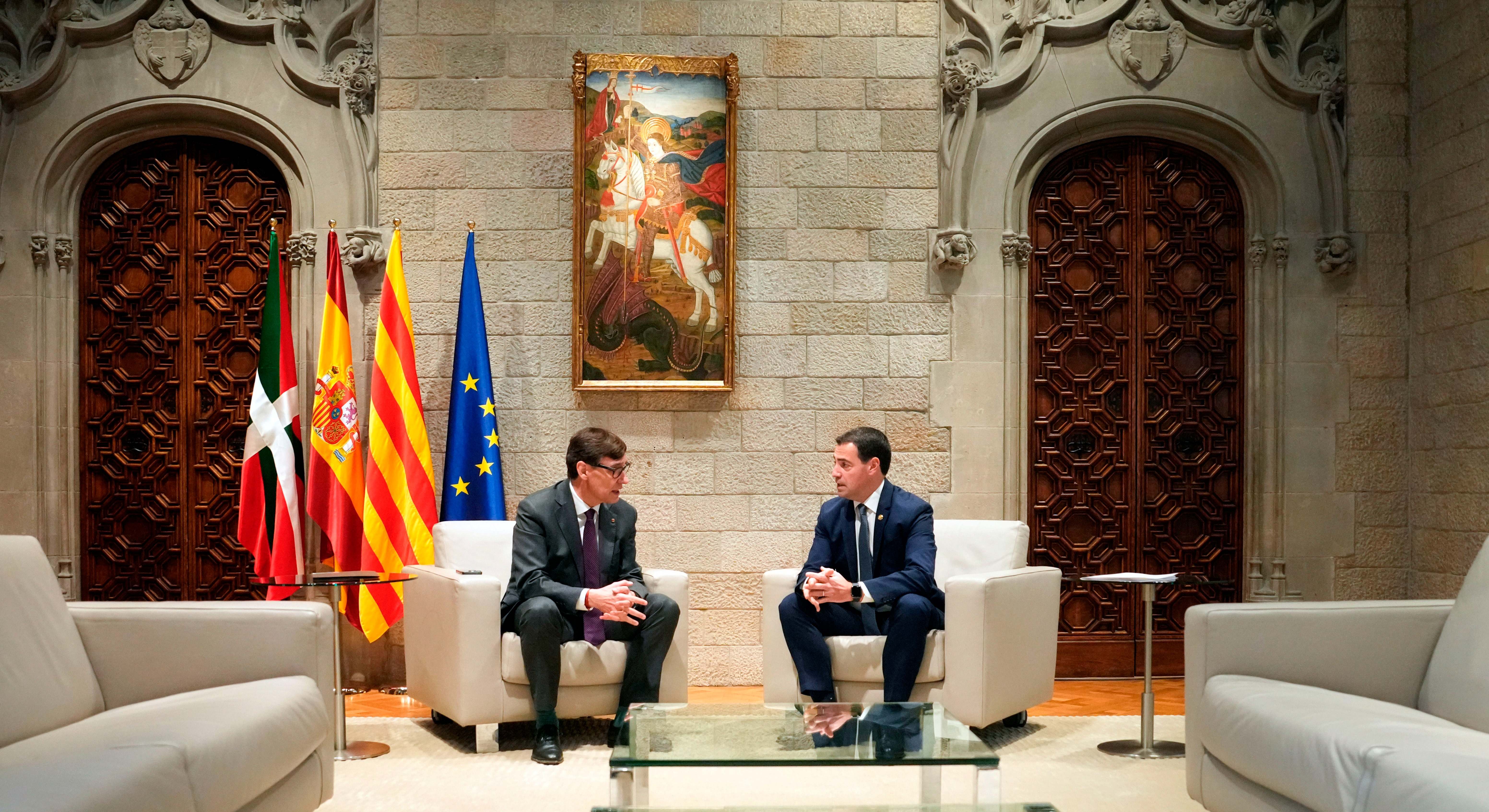 Salvador Illa, presidente de la Generalitat, y el lehendakari Imanol Pradales. EFE