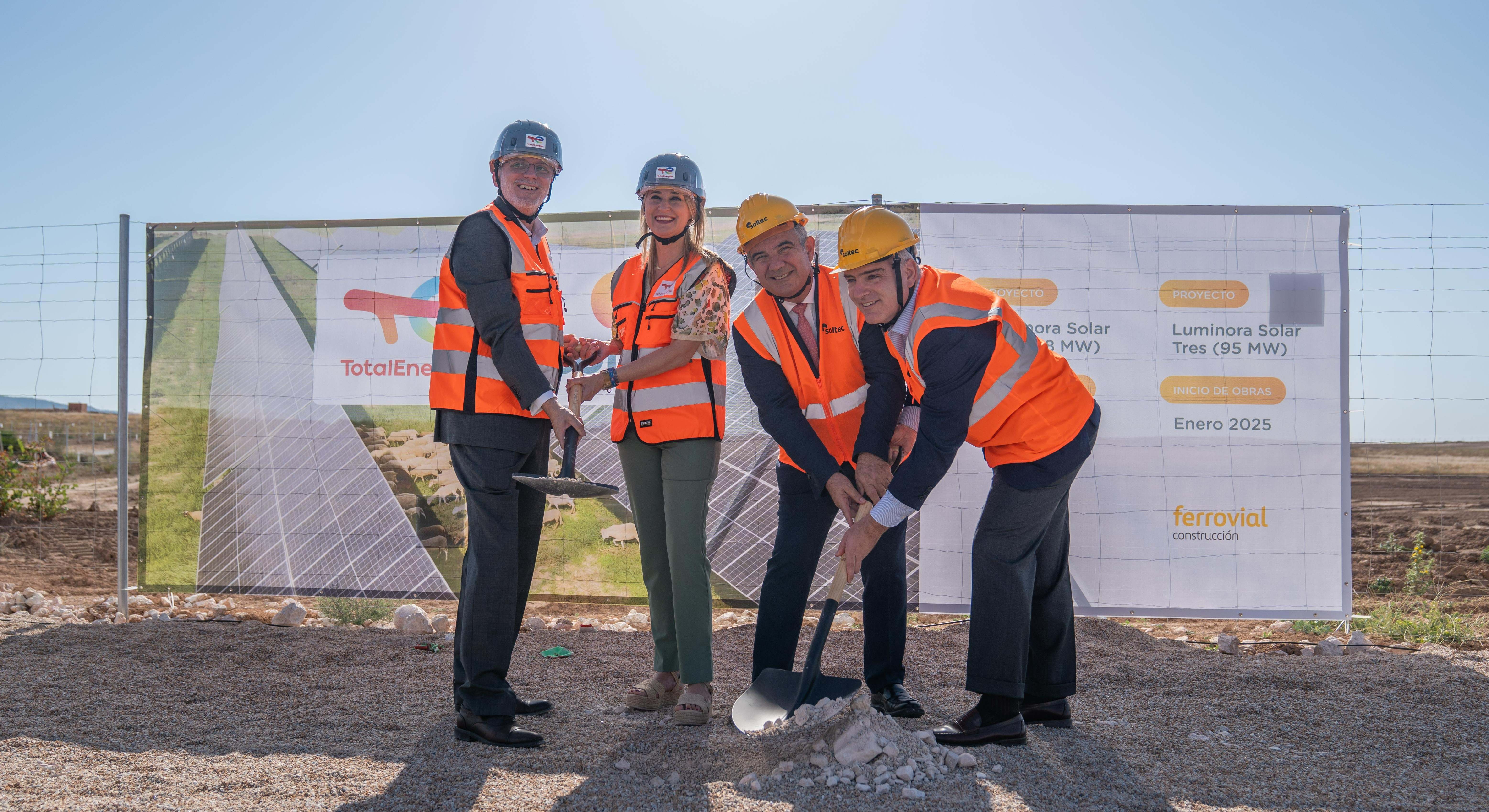 Jordi Torres, director general de TotalEnergies Renovables, Mariola Guevara, delegada del Gobierno en la Región de Murcia, Juan María Vázquez, consejero de Medio Ambiente y Mariano Berges, consejero delegado de Soltec