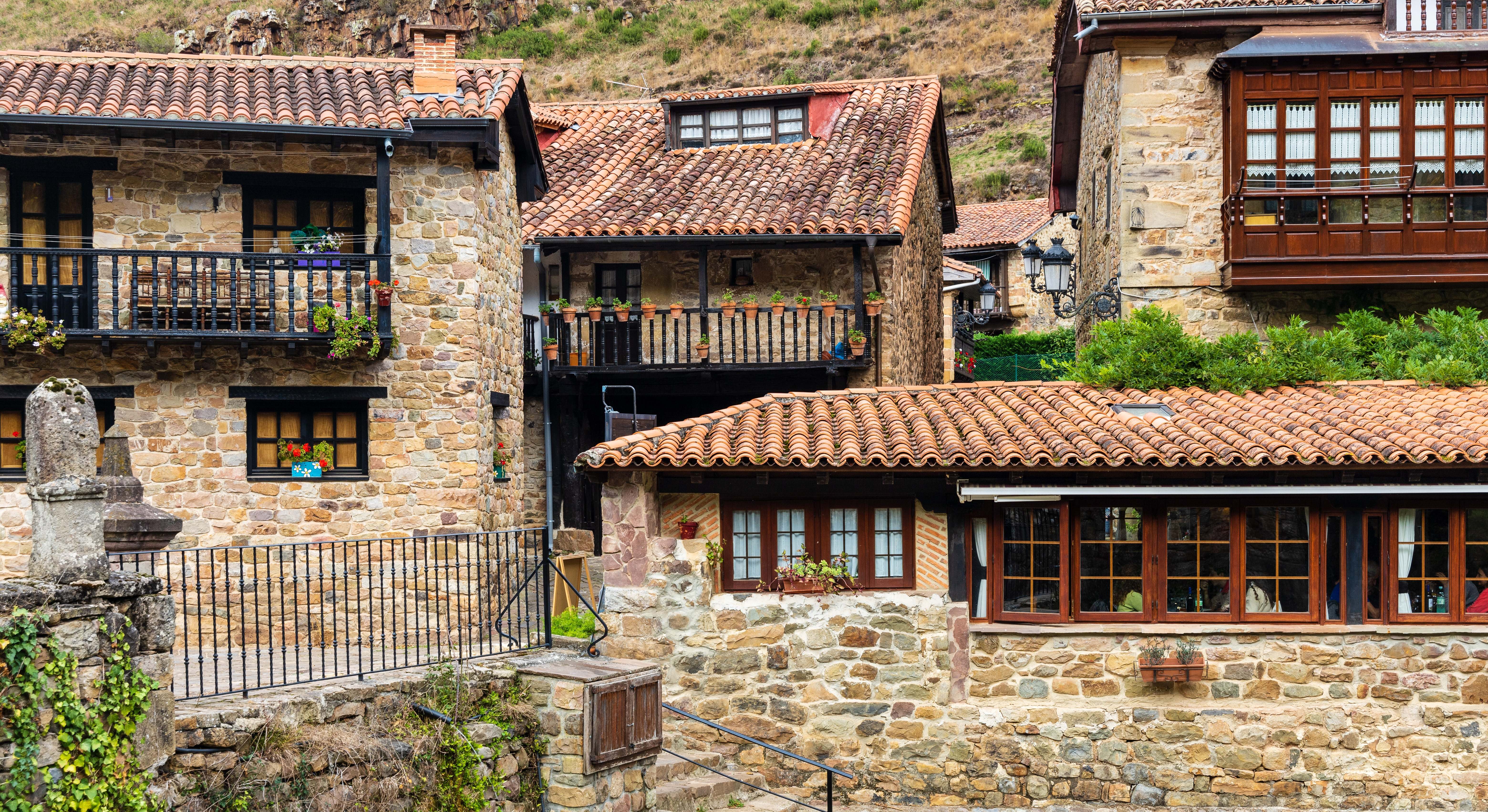Casas rurales de montaña con porches de madera. Bárcena Mayor, Cantabria.