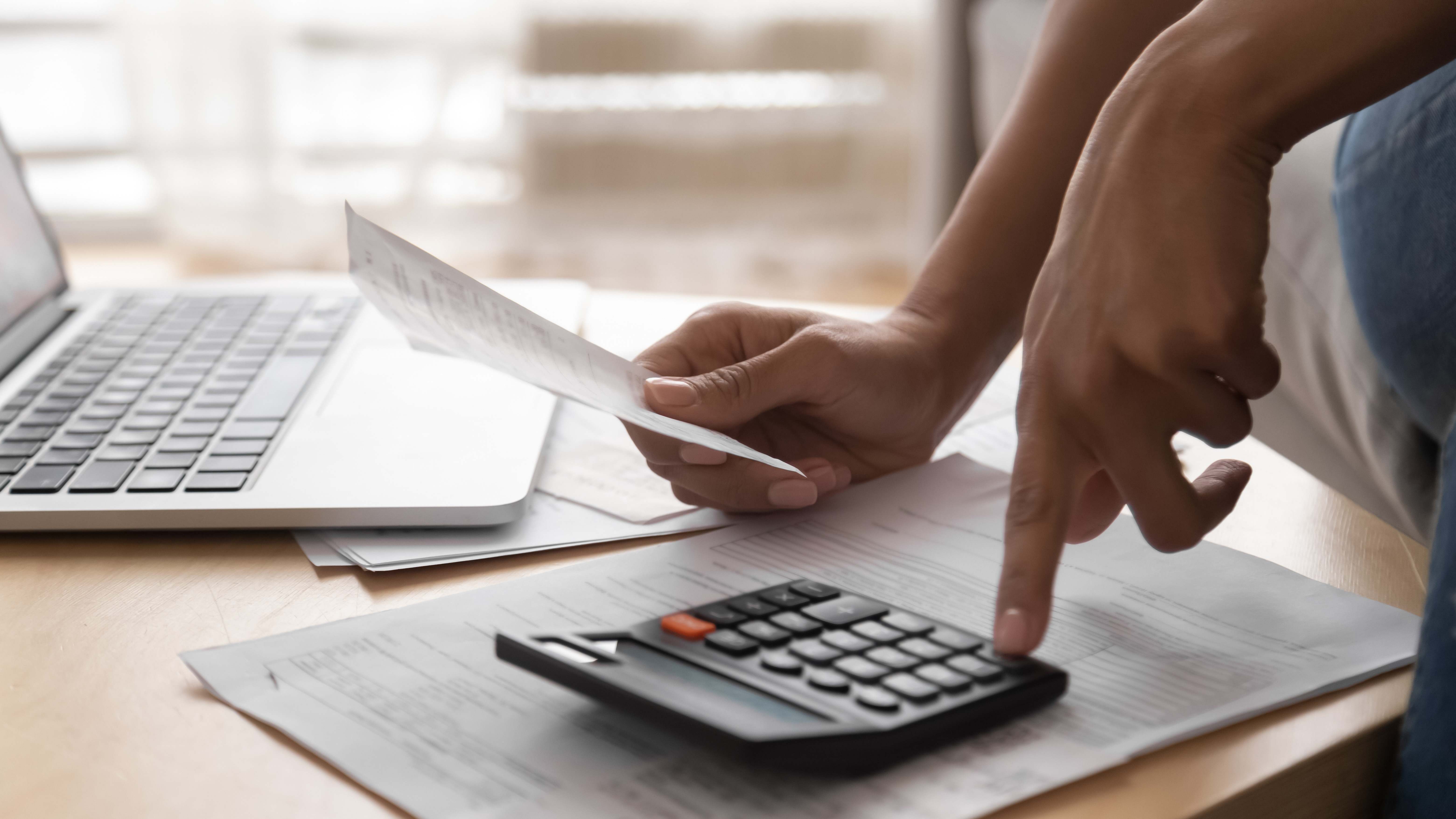 Una persona hace cuentas con una calculadora