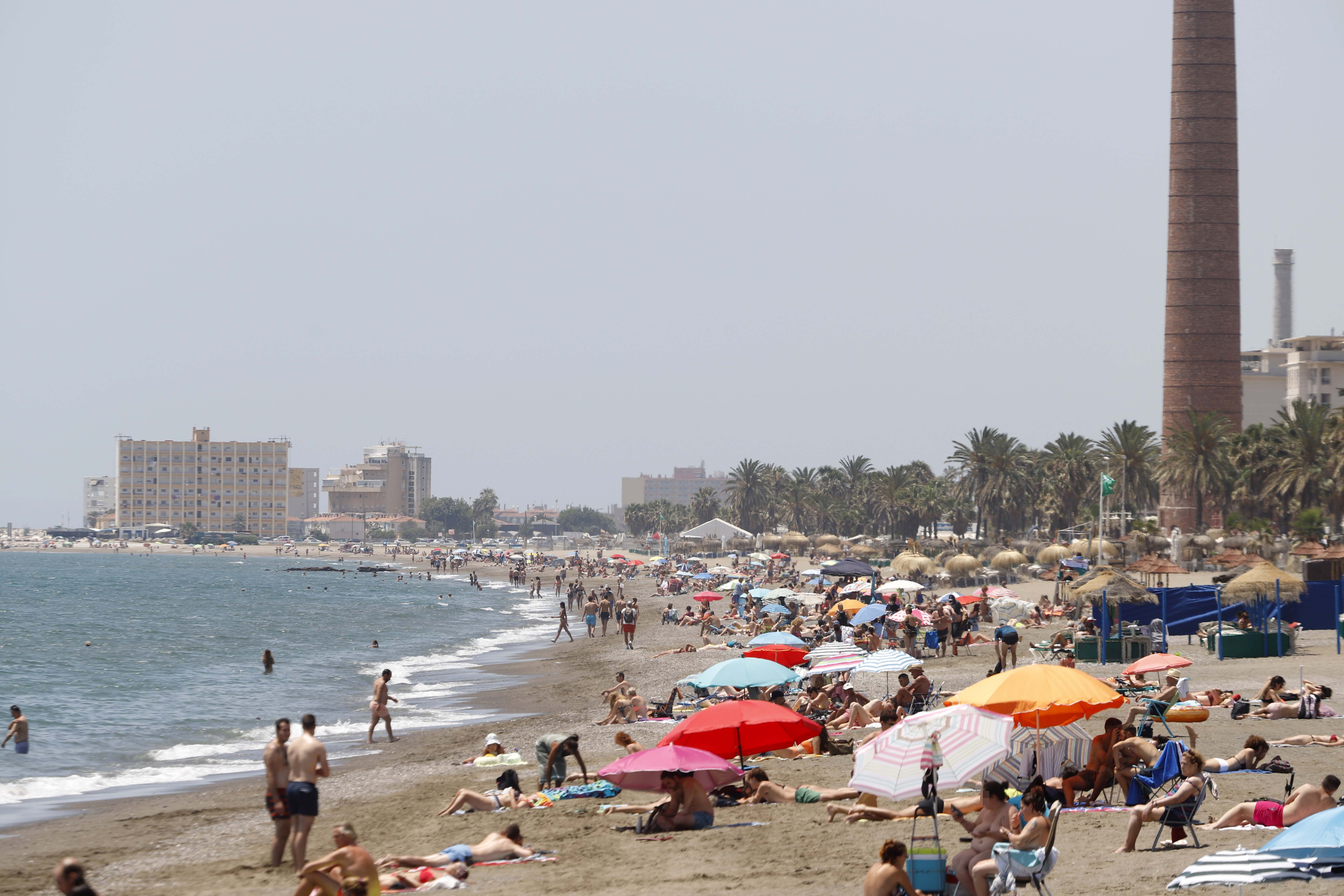 Bañistas en la playa de la Misericordia, barriada de Huelin. Málaga.