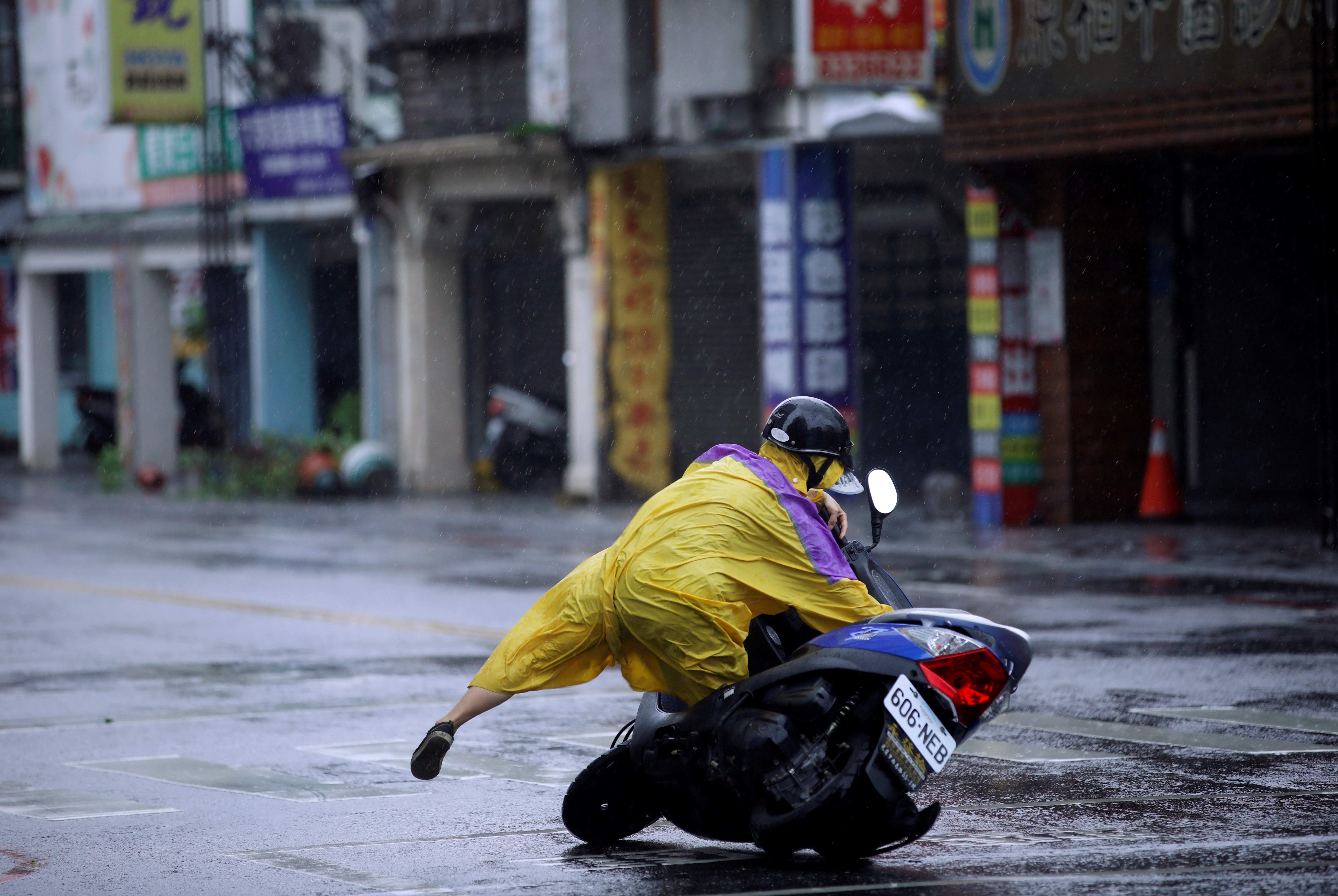 taiwan-tifon-megi-motociclista-770x420-reuters.jpg
