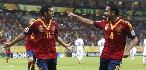 Pedro-celebra-Xavi-2013-confederaciones.jpg