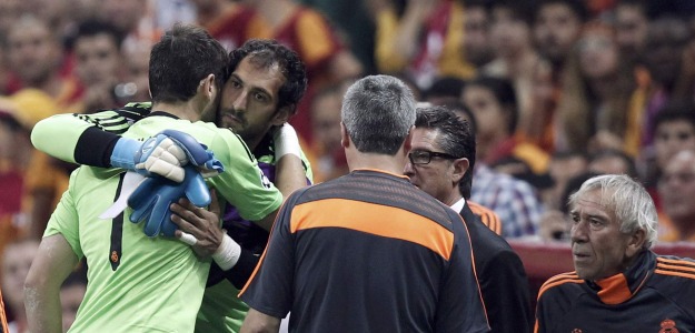 Casillas-abrazo-Diego-Lopez-2013.jpg