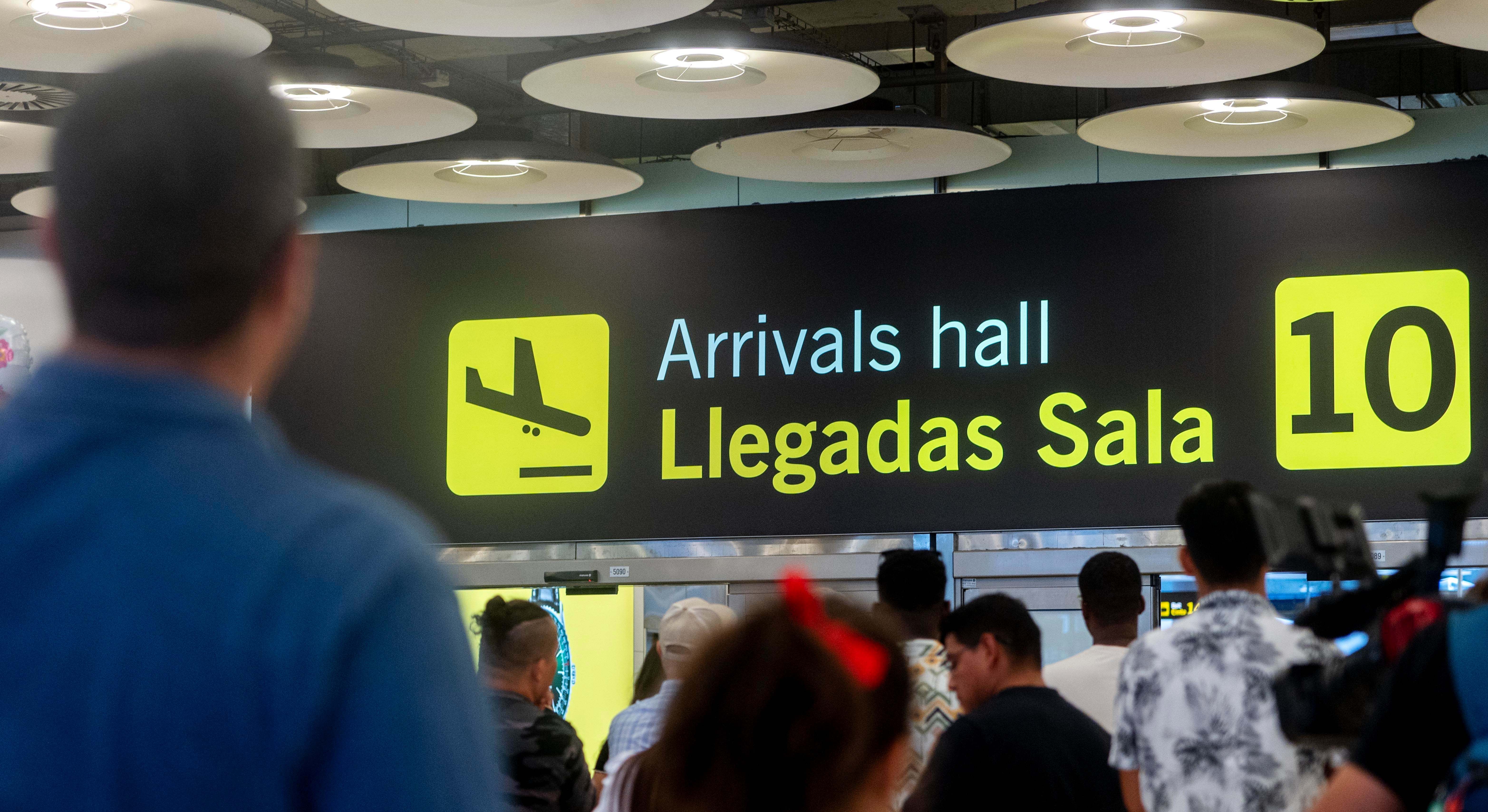 Varias personas esperan en la puerta de llegadas de la terminal T4 del aeropuerto Adolfo Suárez Madrid-Barajas.