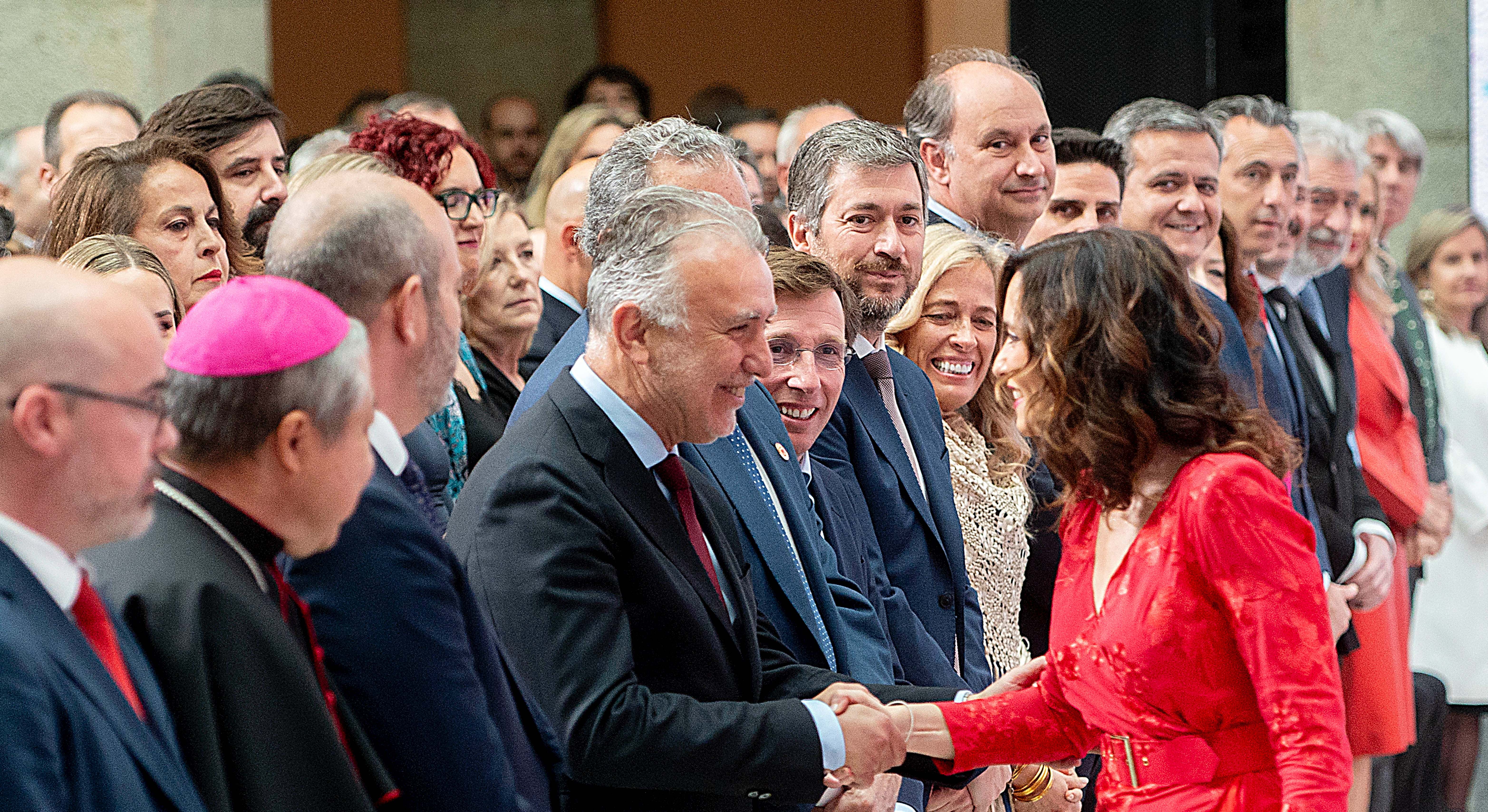 Isabel Díaz Ayuso saludando a Ángel Víctor Torres en el acto del Dos de Mayo de 2024.