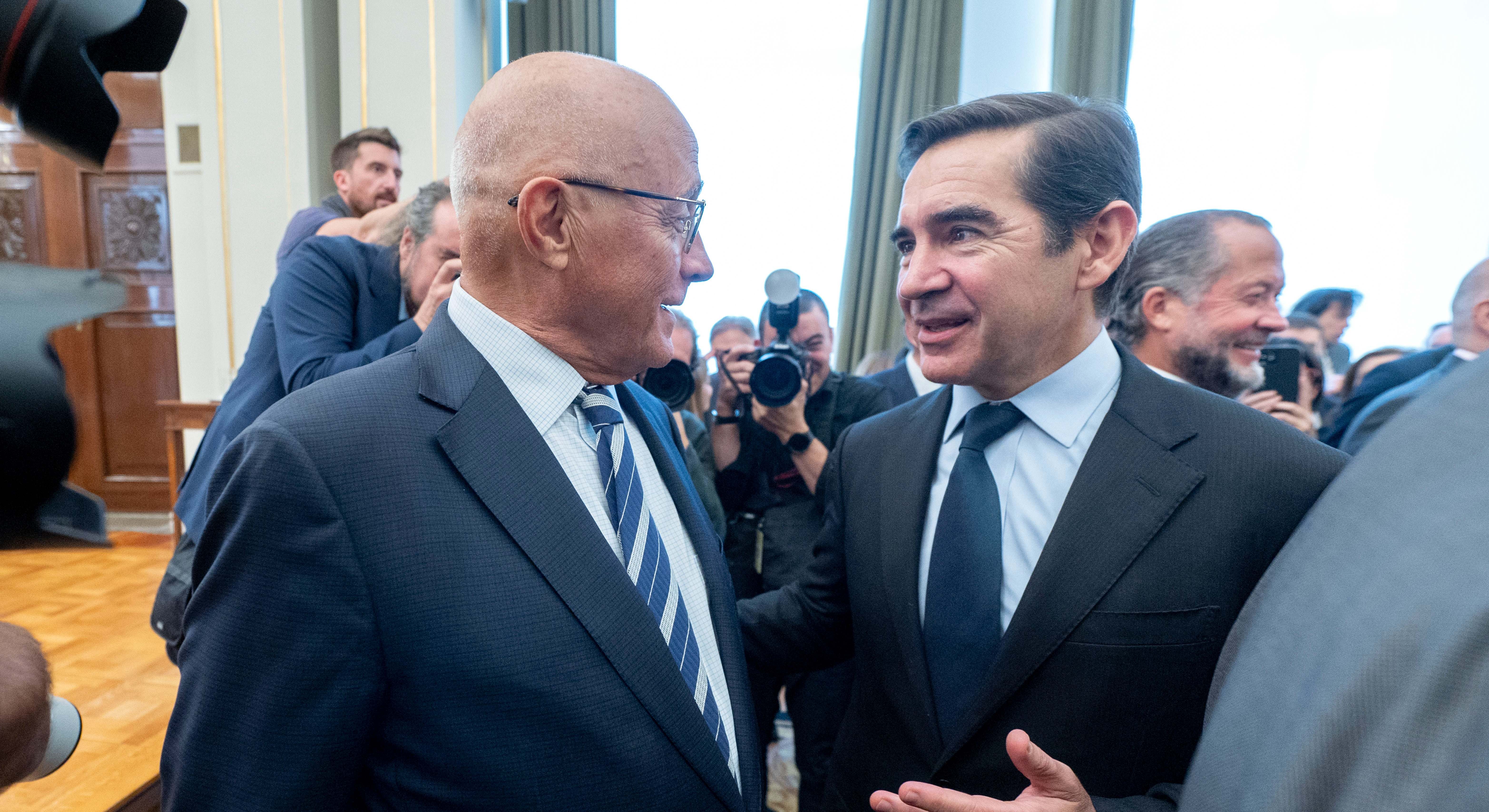 El presidente del Banco Sabadell, Josep Oliu, y el presidente del BBVA, Carlos Torres Vila, el pasado mes de septiembre. / Alberto Ortega (Europa Press)