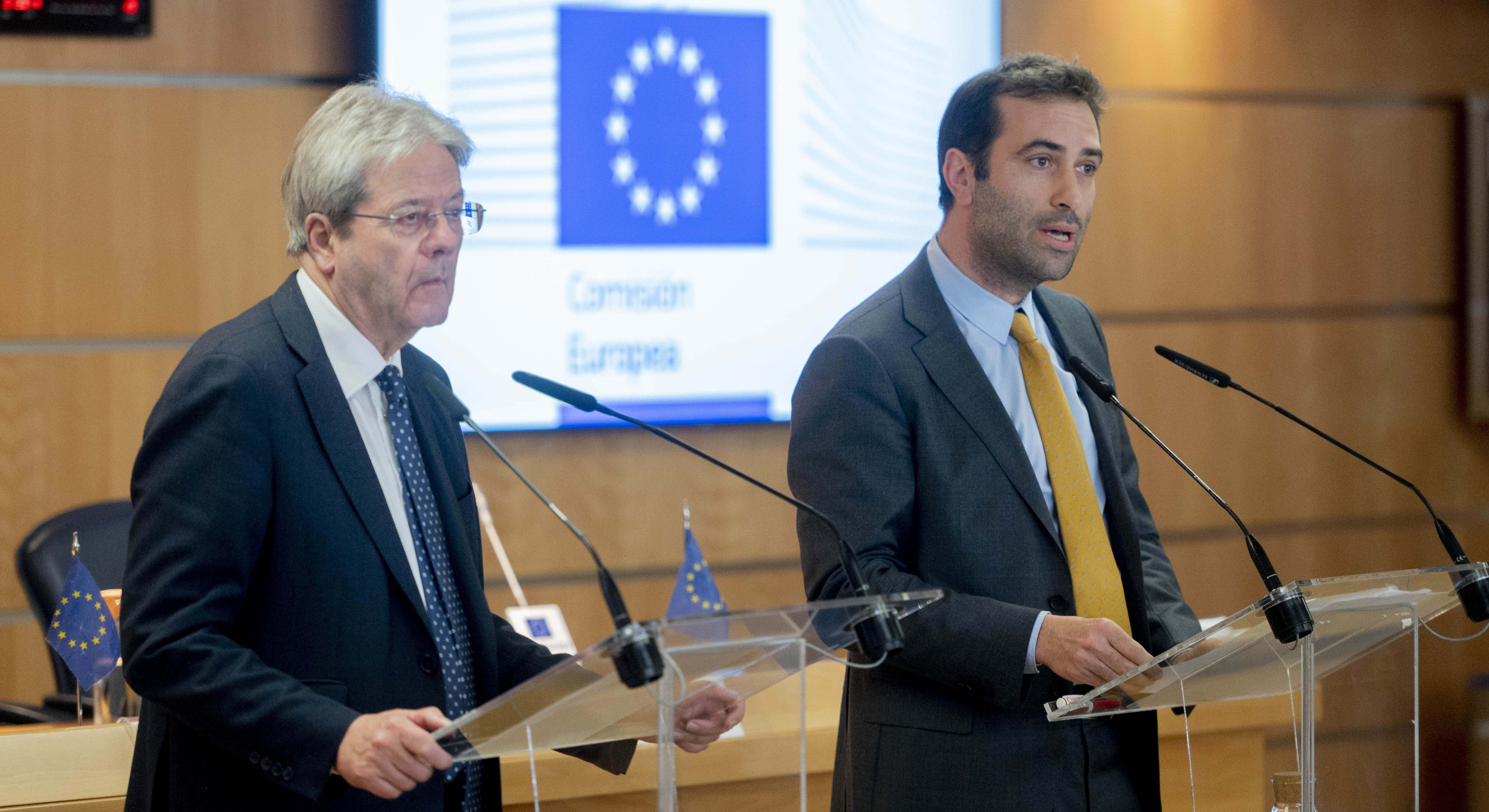 El comisario de Economía, Paolo Gentiloni y el ministro de Economía, Carlos Cuerpo.