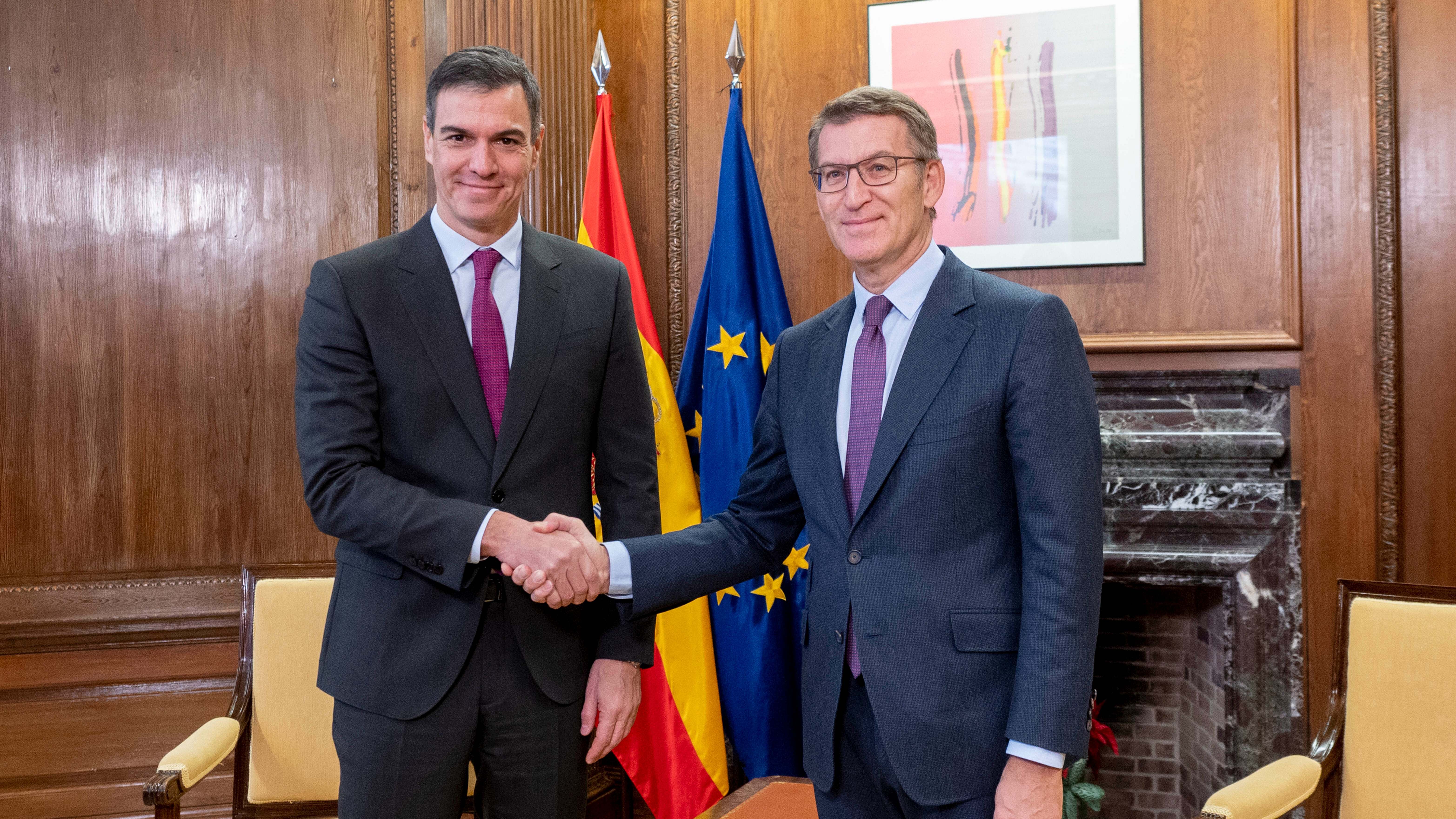 Pedro Sánchez le regala un libro a Alberto Núñez Feijóo