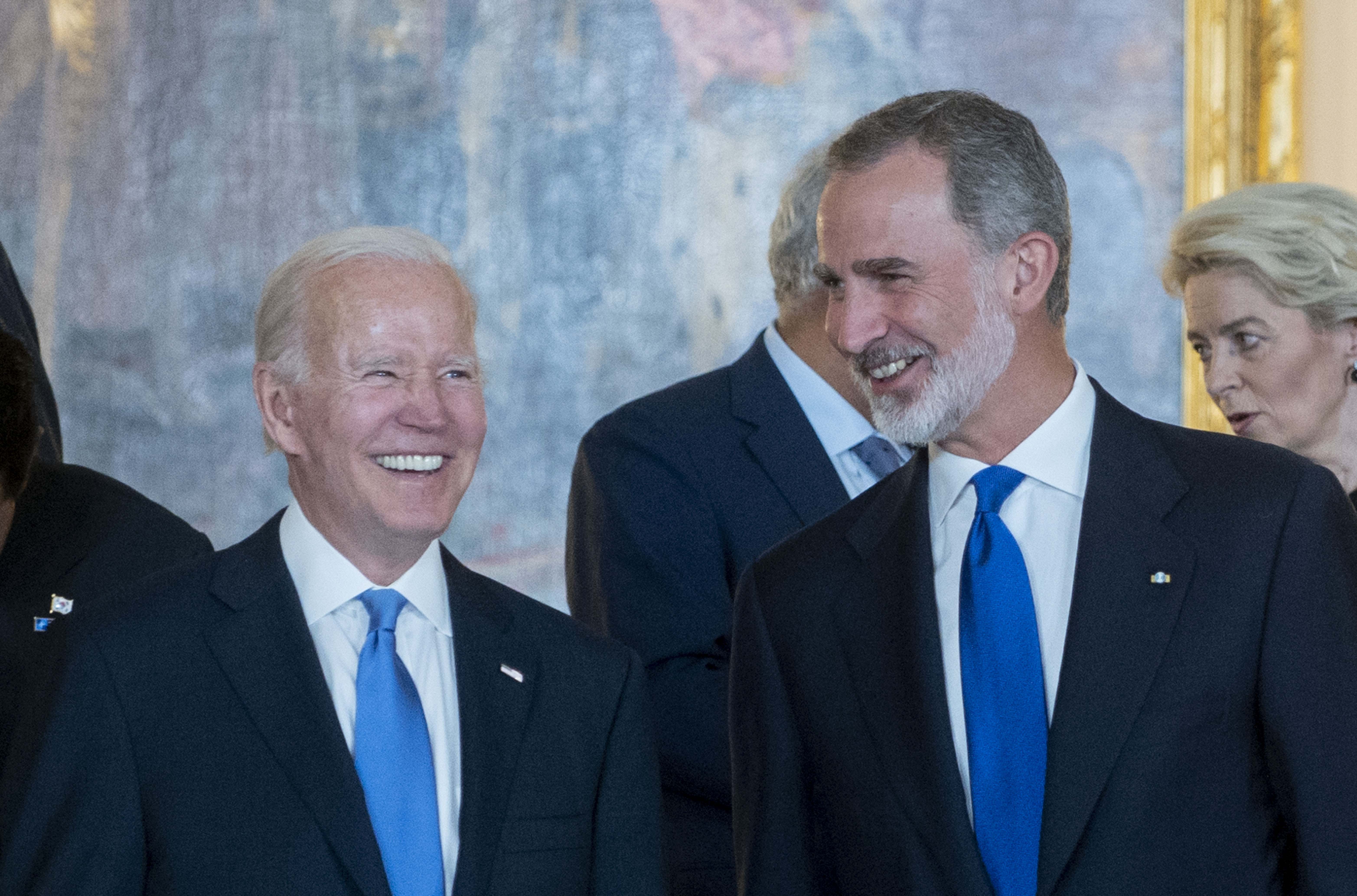 El presidente de los Estados Unidos, Joe Biden (i), y el Rey Felipe VI (d) a su llegada a la cena de Gala Real para los participantes de la Cumbre de la OTAN, en el Palacio Real, a 28 de junio de 2022, en Madrid.