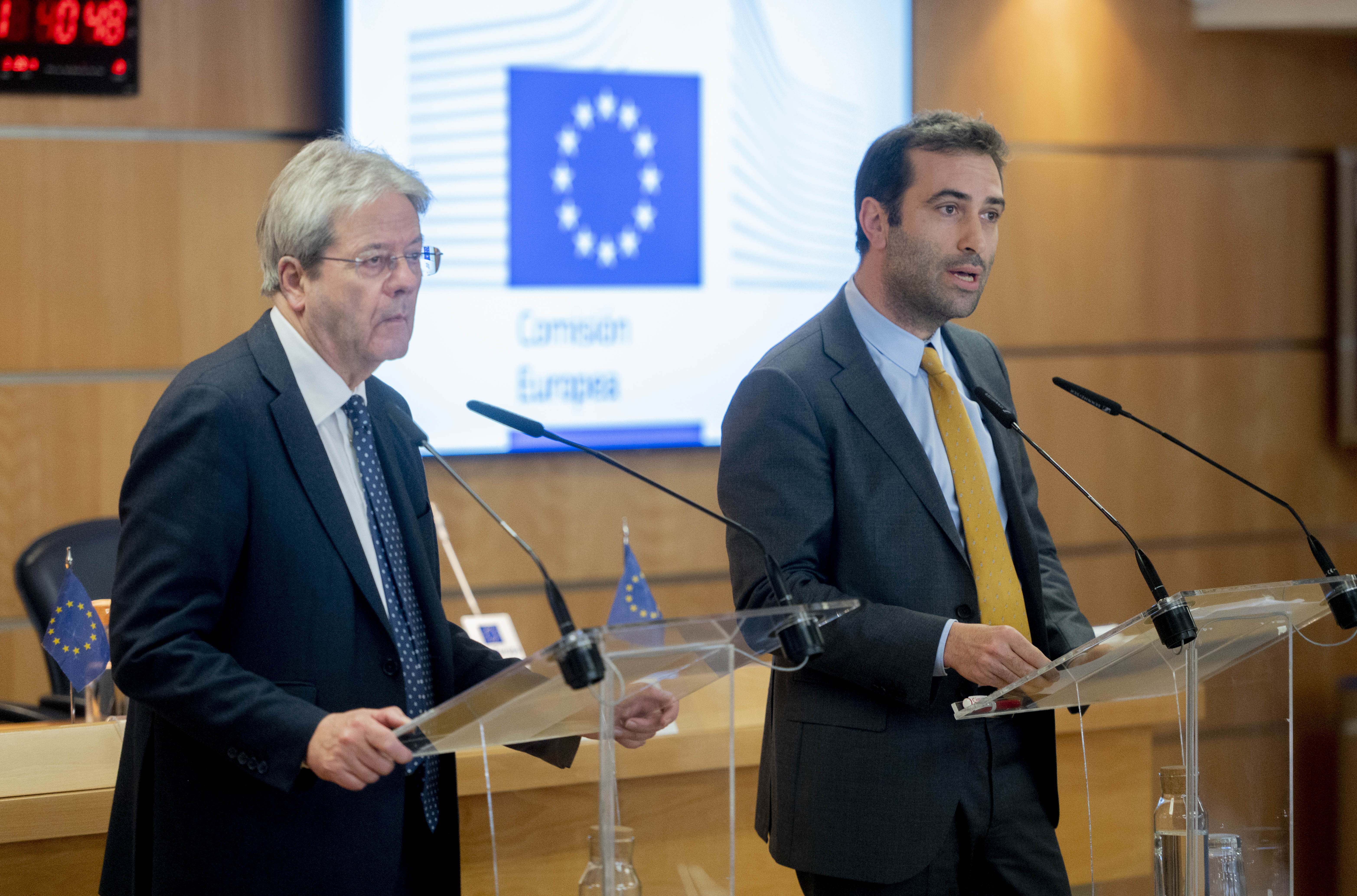 El comisario de Economía, Paolo Gentiloni y el ministro de Economía, Carlos Cuerpo.