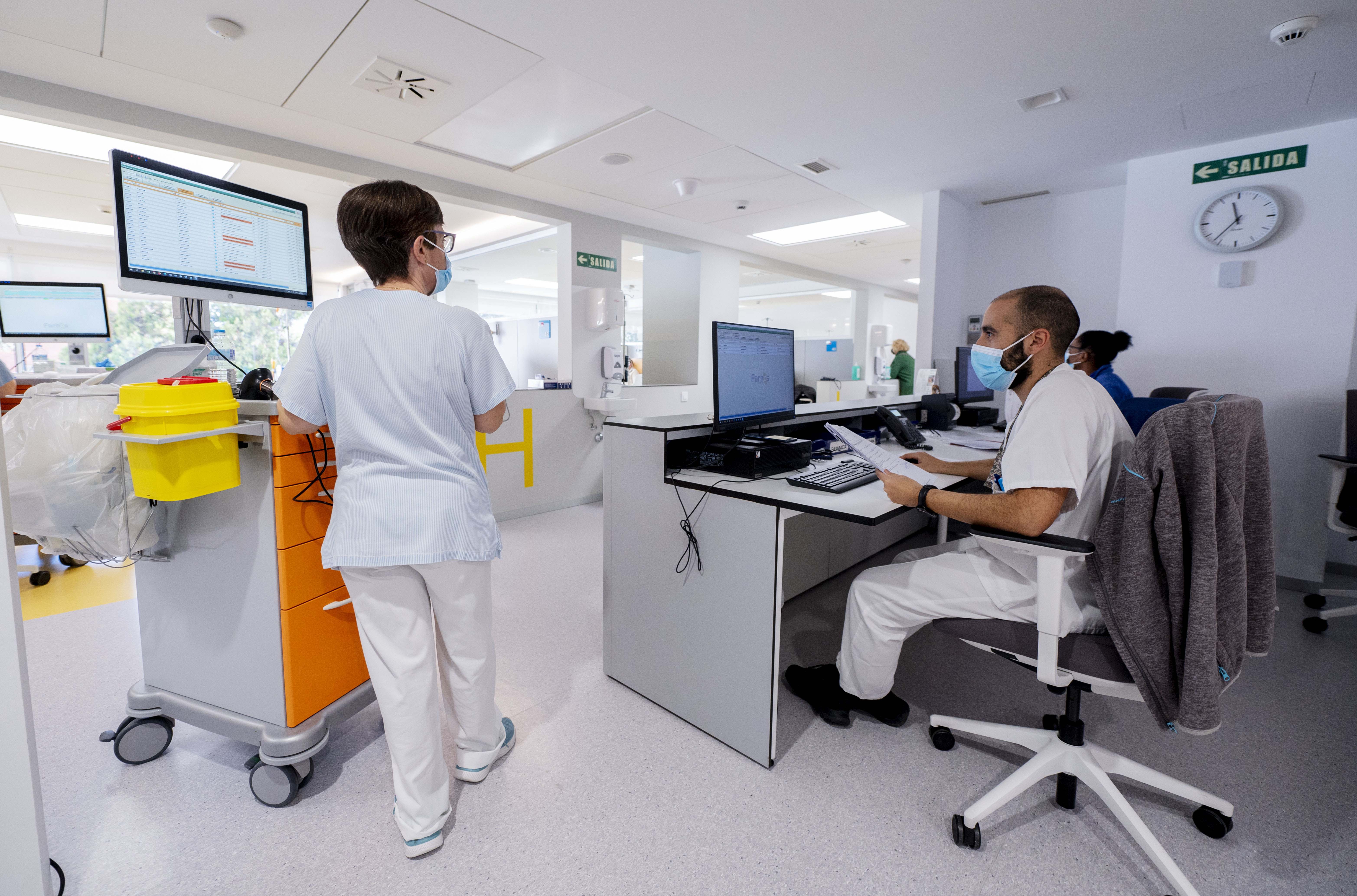 Sanitarios trabajando en un hospital madrileño