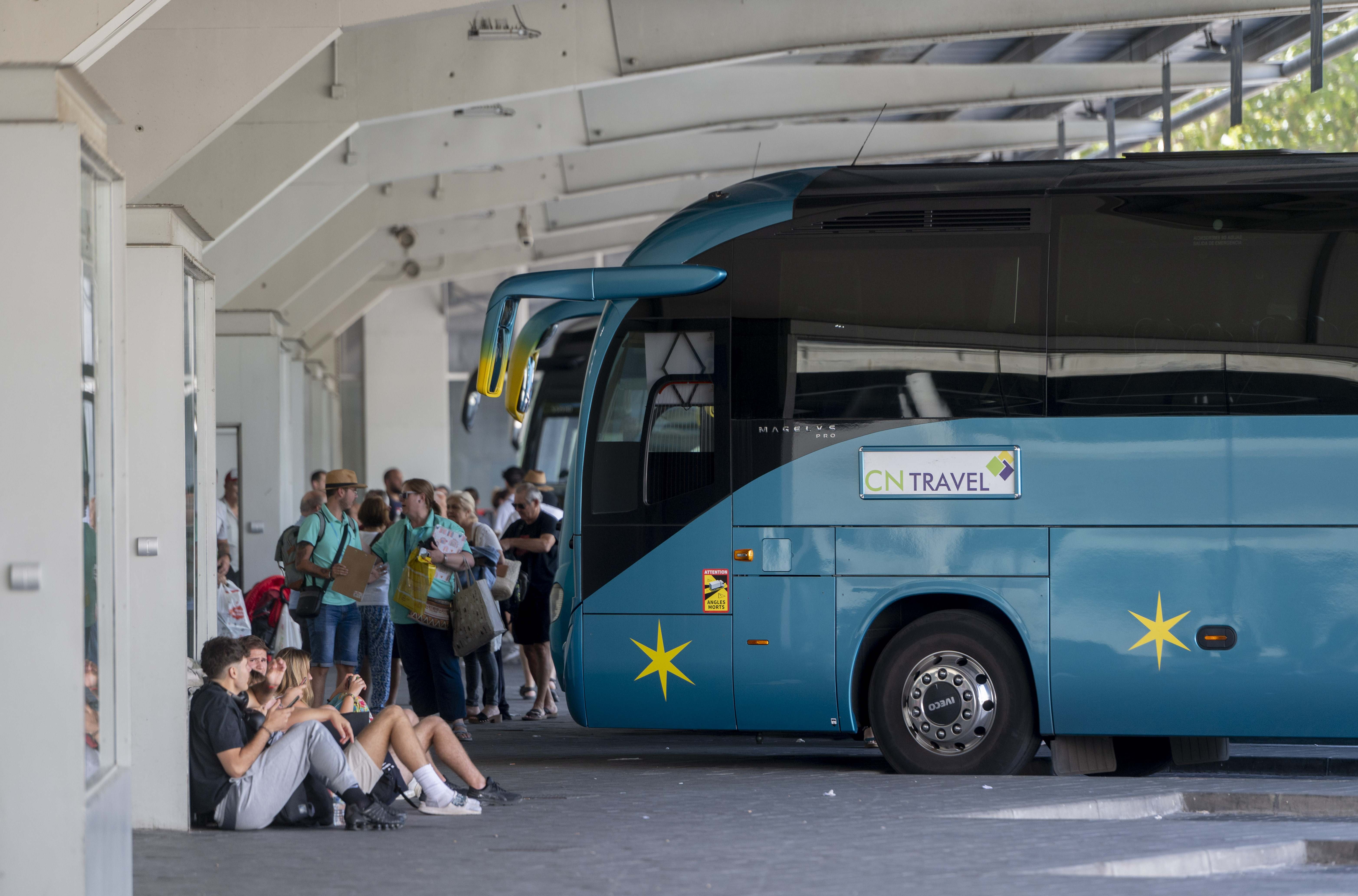 Personas esperando un autobús en Méndez Álvaro