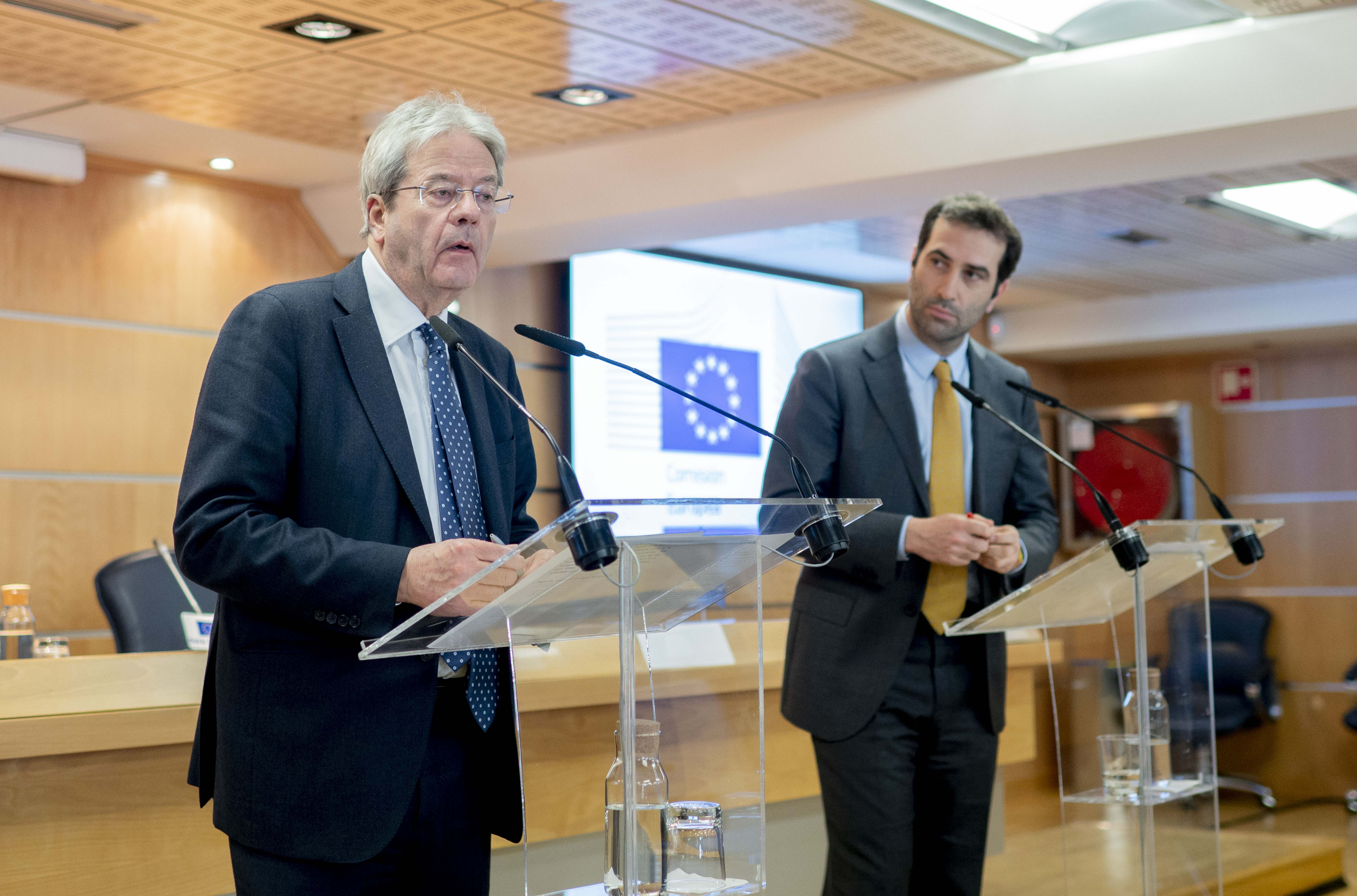 El ministro de Economía, Comercio y Empresa, Carlos Cuerpo, y el comisario europeo de Economía, Paolo Gentiloni. Europa Press