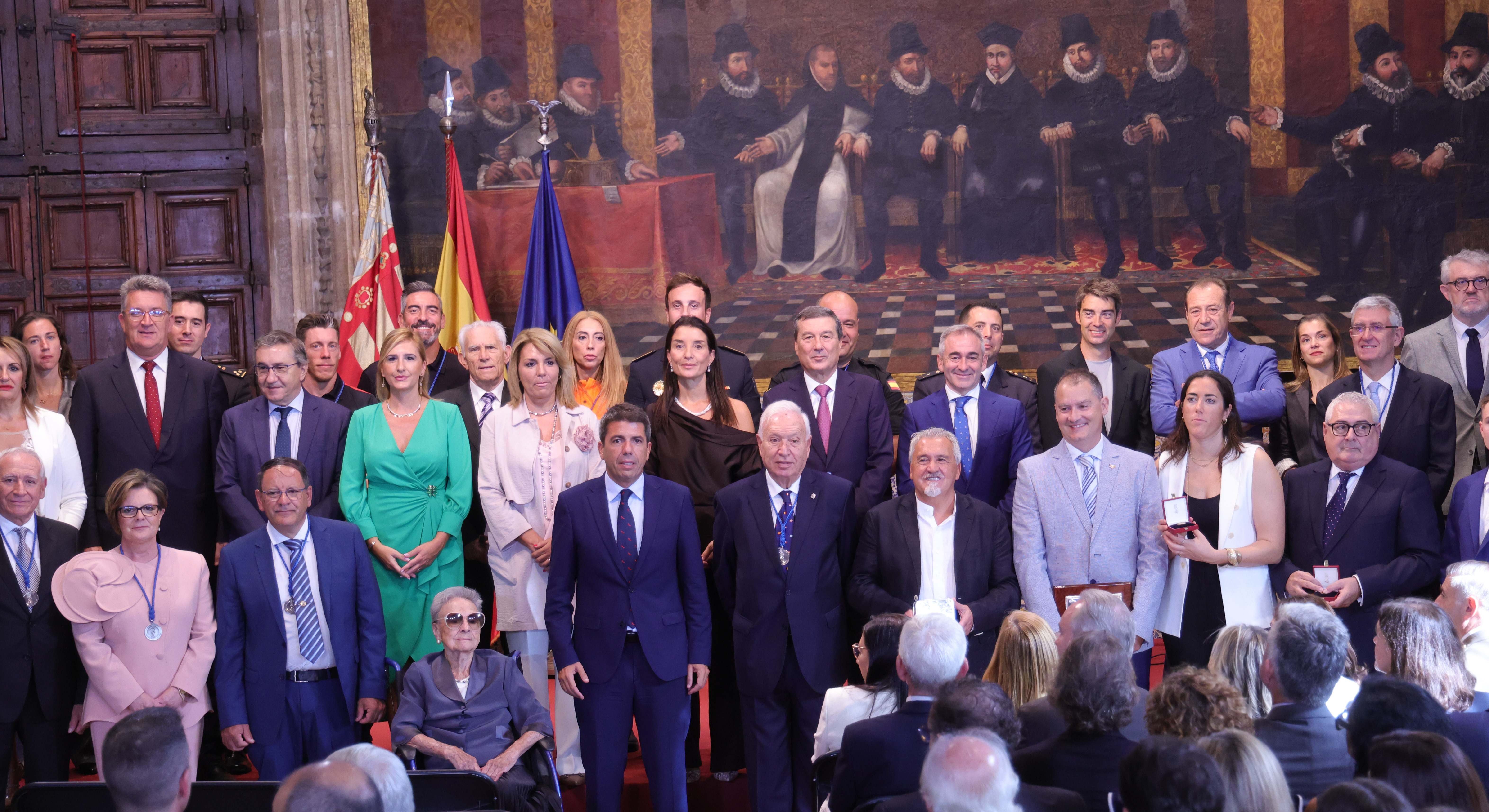 Carlos Mazón, con parte de su Consell y los galardonados con la distinción de la Generalitat.