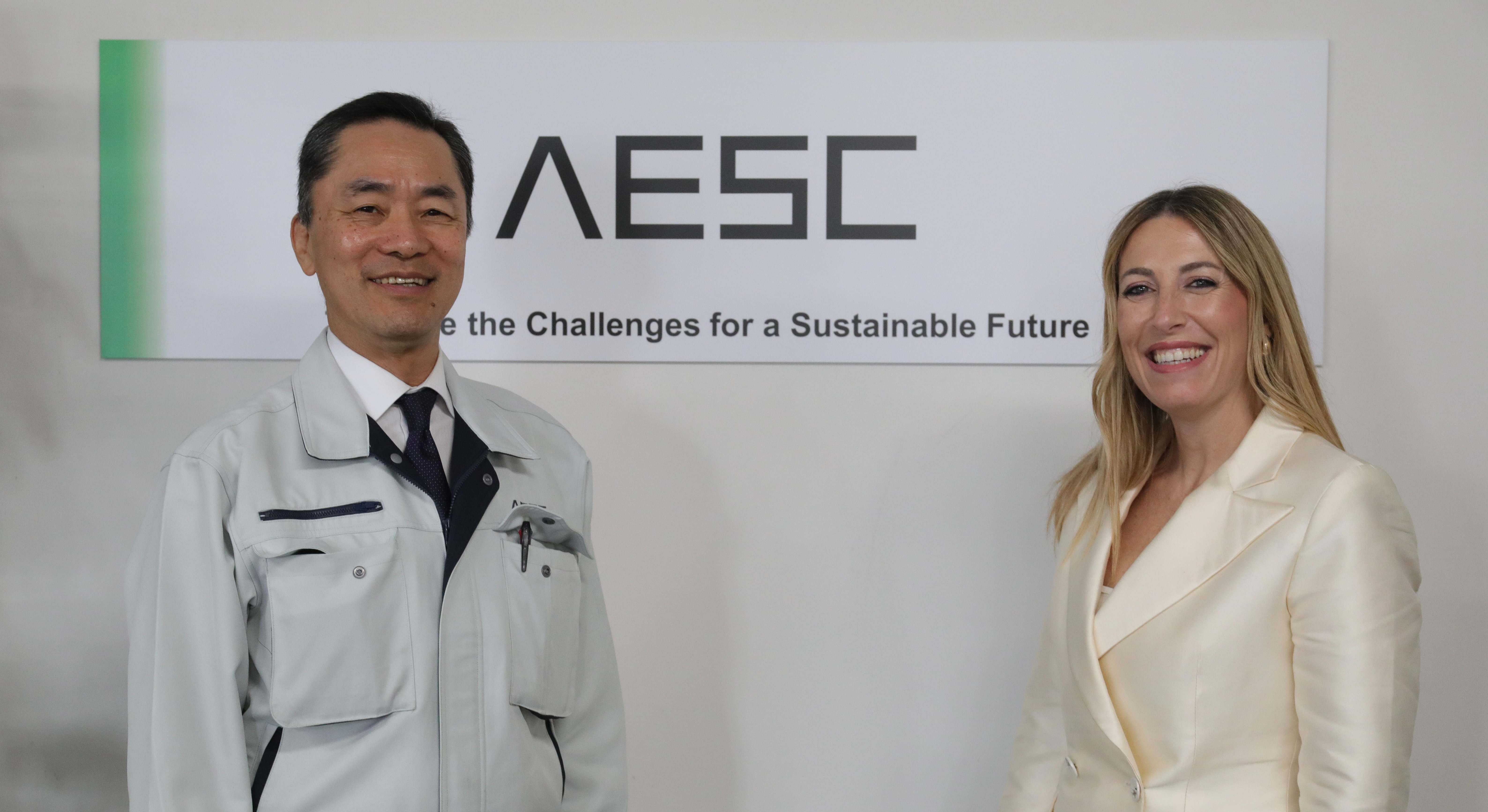 María Guardiola junto al CEO de AESC en Japón, Shoichi Matsumoto