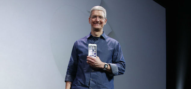 tim-cook-iphone6-watch.jpg