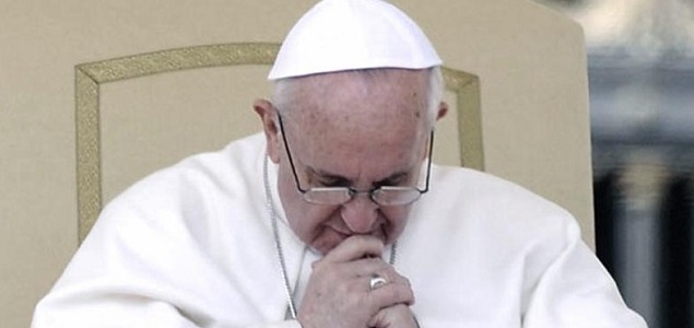 PapaFranciscoRezo635.jpg