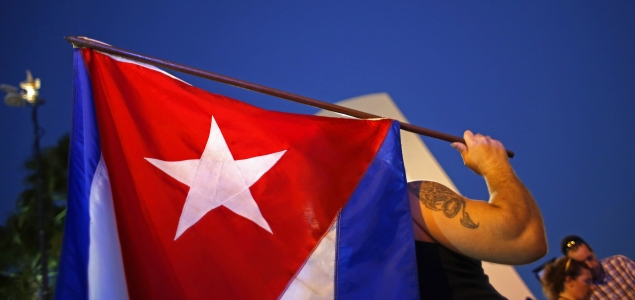 Cuba-bandera-hombre-brazo-635-REUTERS.jpg