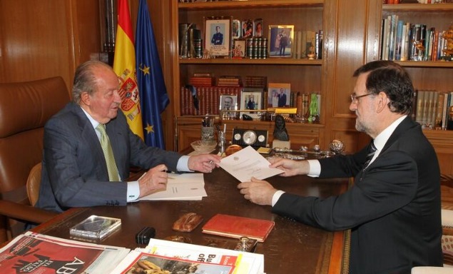 Rey-rajoy-abdica-documento-casareal.jpg