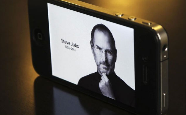 steve-jobs-iphone.jpg