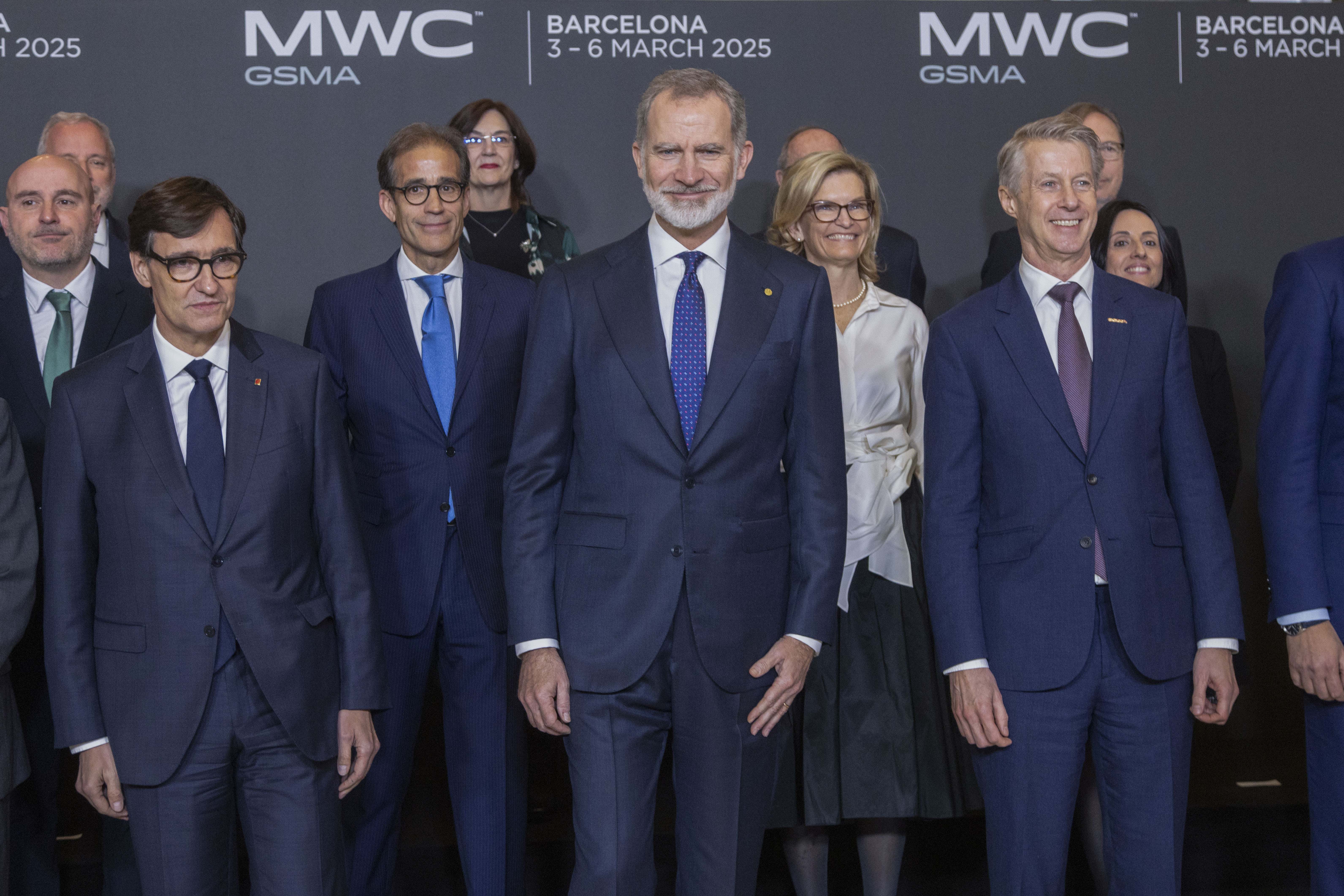 Salvador Illa, presidente del 'Govern', el Rey Felipe VI y Mats Granryd, director general de la GSMA. EFE