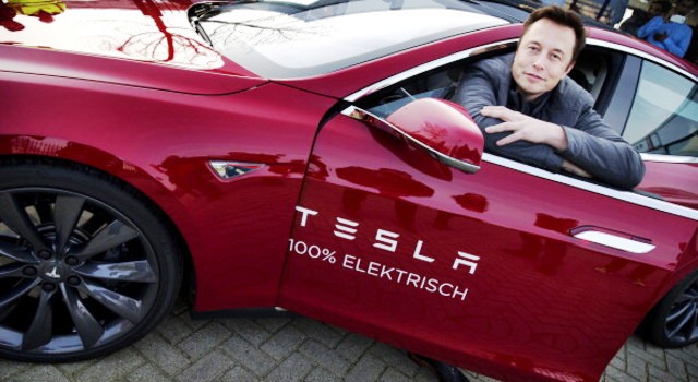 musk_tesla_models_bloomberg.jpg