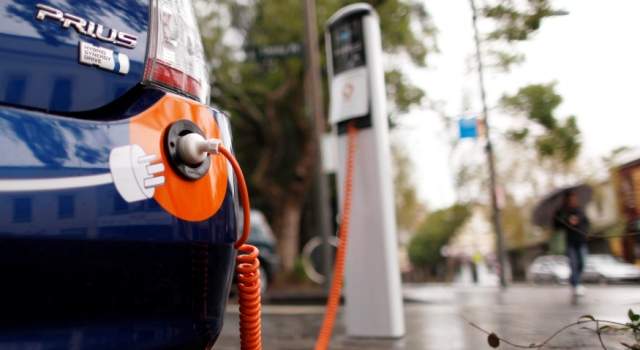 coche_electrico_recarga_reuters.jpg