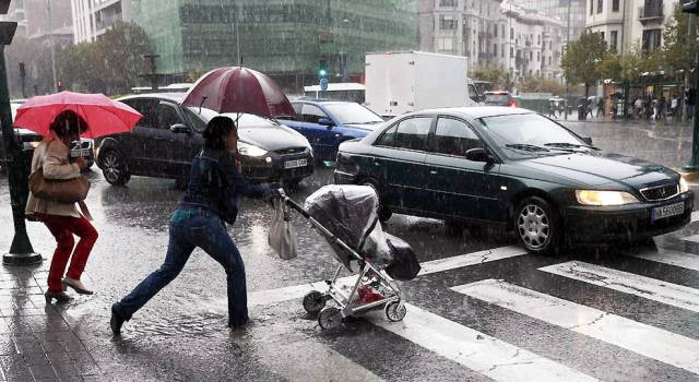 lluvia_peatones_coches_efe.jpg